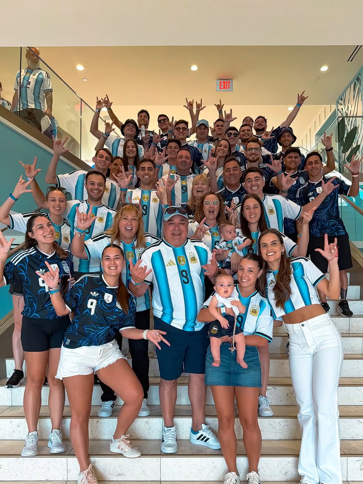 Los familiares y amigos de Julián, juntos en Kansas City para disfrutar del golazo del 9 de la selección argentina