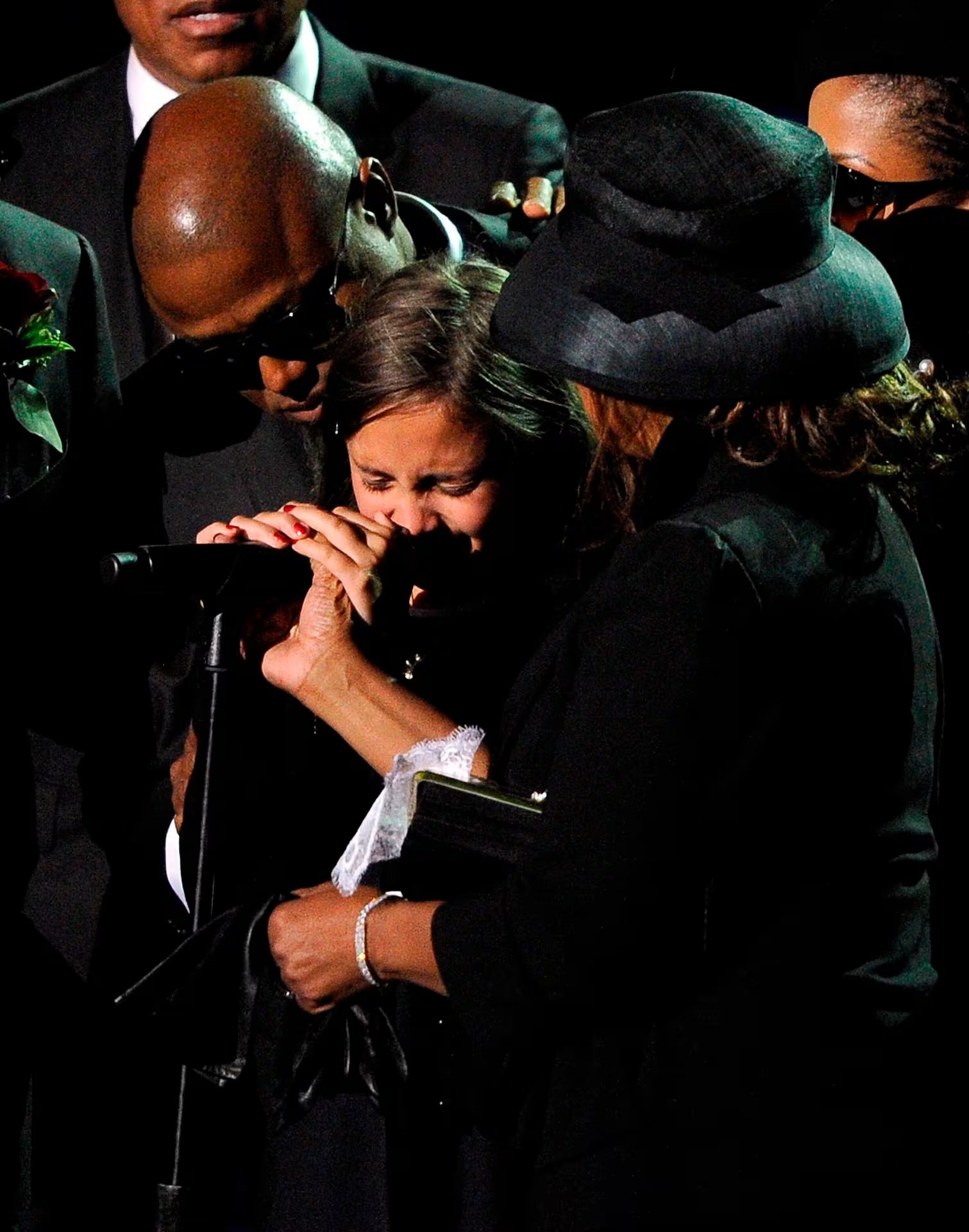 Paris Jackson, hija del cantante, es consolada por sus tíos luego de que pronunciara un pequeño discurso en el funeral público del Rey del Pop (Grosby)