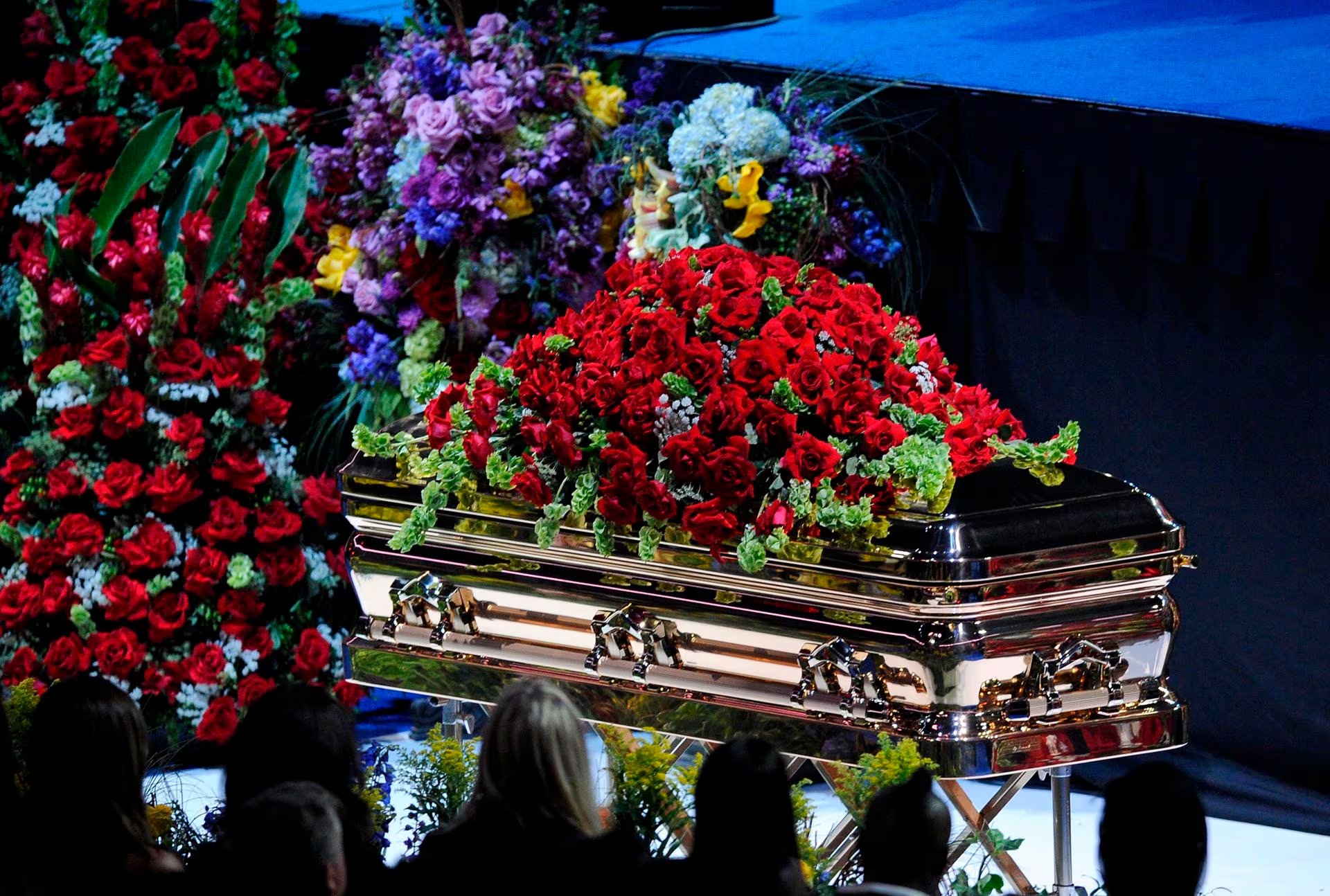 El ataúd dorado de Michael Jackson. El cantante murió el 25 de junio de 2009 por un paro cardíaco causado por una sobredosis de Propofol (Grosby)