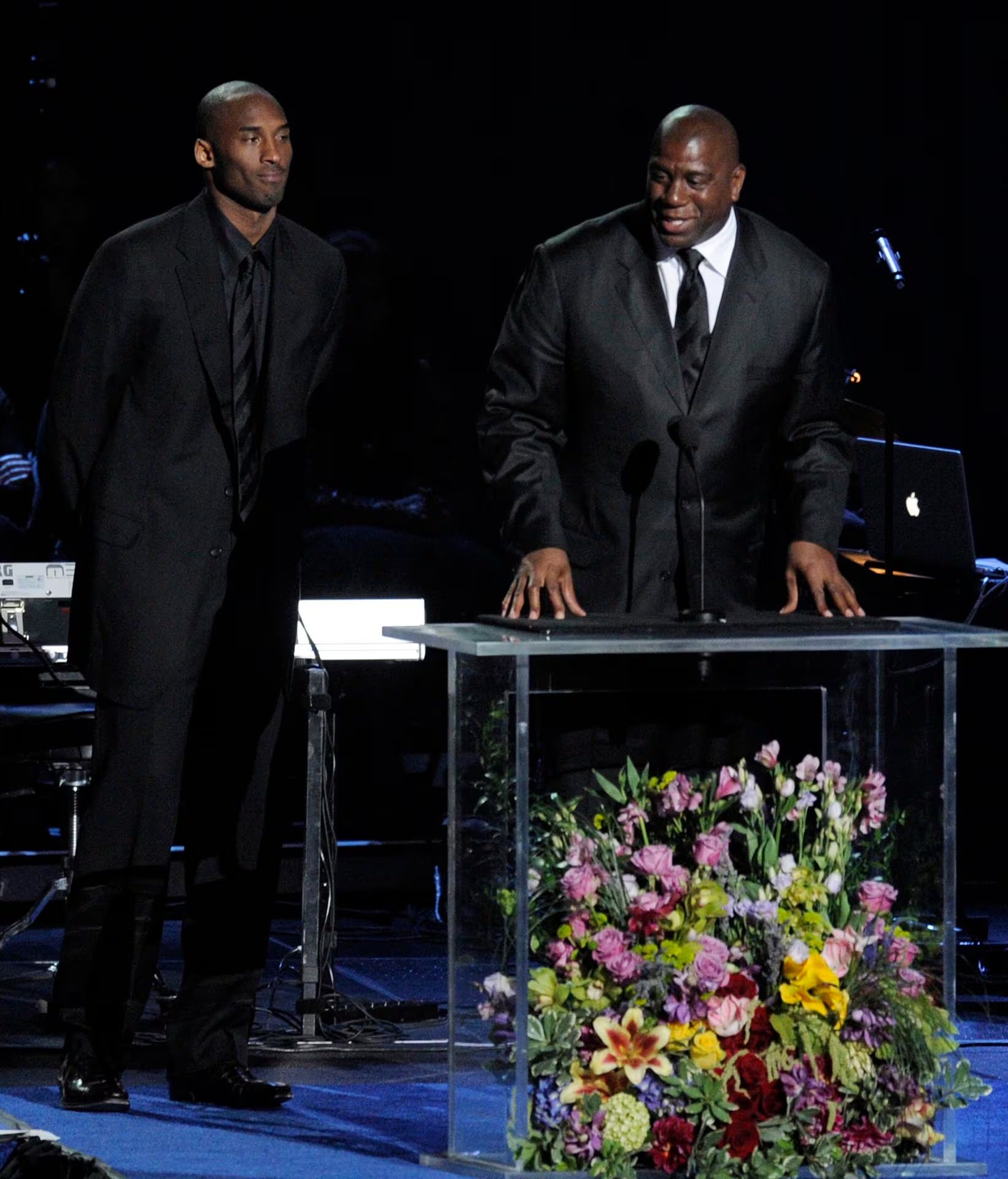 Las estrellas de la NBA Kobe Bryant (fallecido en 2020) y Magic Johnson durante el funeral de Michael Jackson (Grosby)