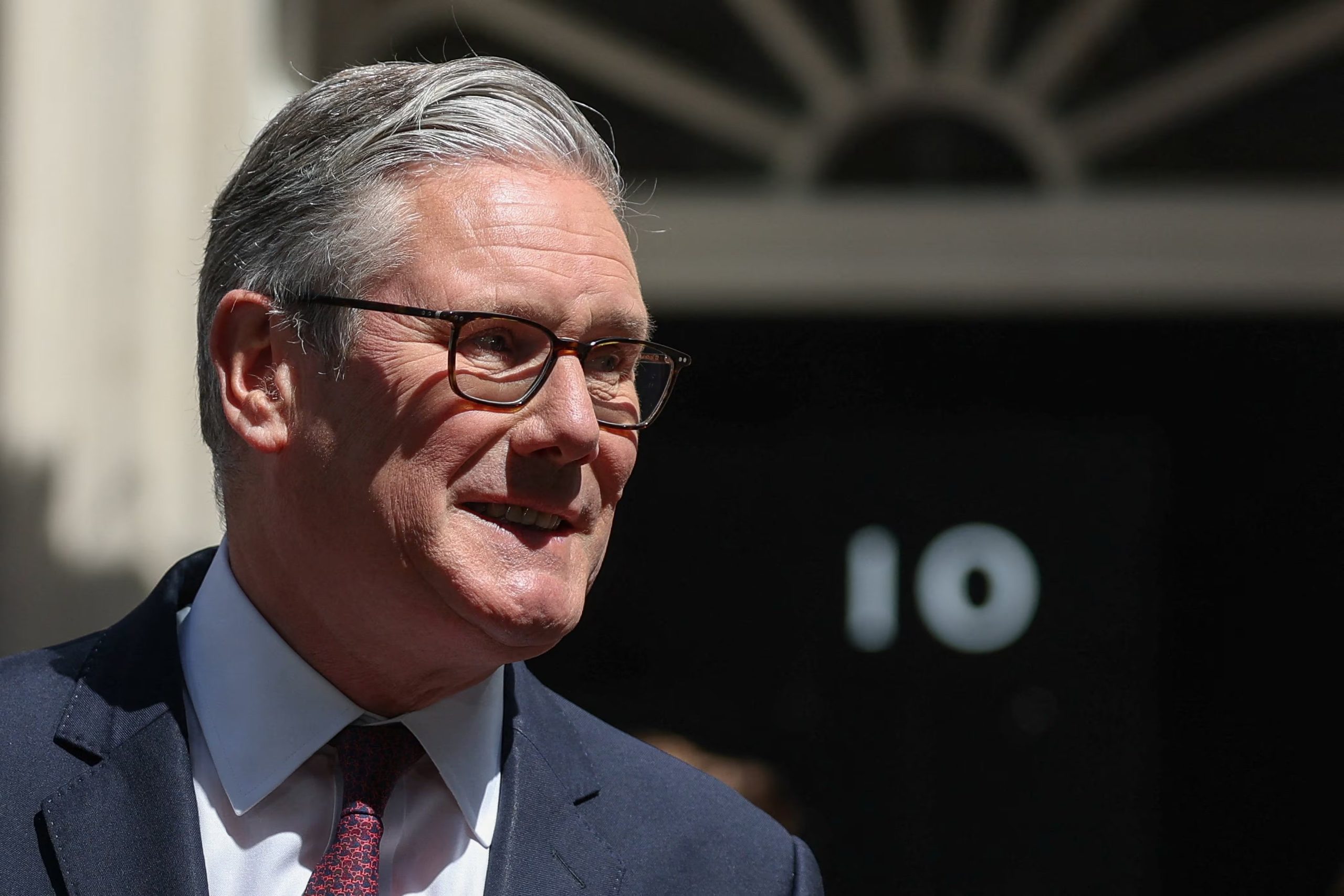 Starmer dejó el cargo tras perder el apoyo de su grupo parlamentario y formalizó su dimisión ante el rey Carlos III en el Palacio de Buckingham. (REUTERS/Isabel Infantes)