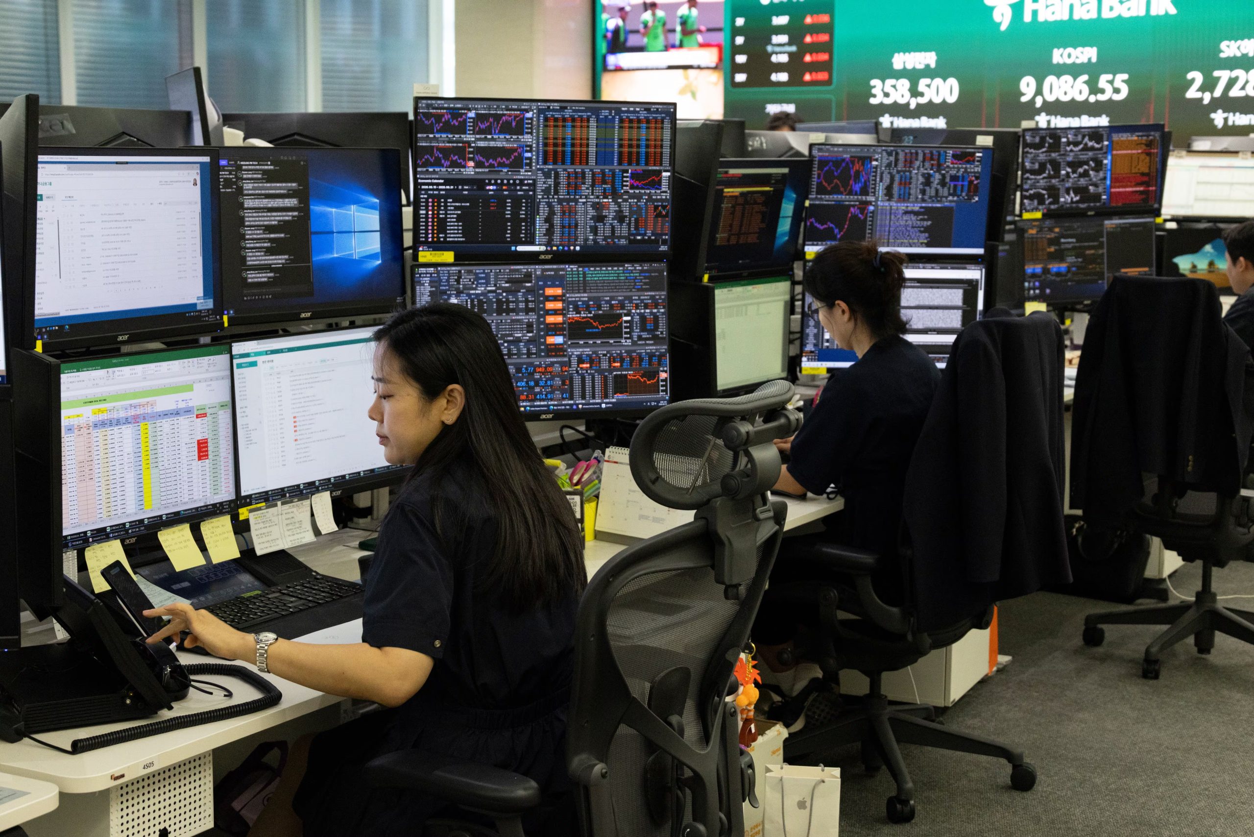 Los operadores surcoreanos trabajan frente a monitores en el Hana Bank, en Seúl, Corea del Sur, el 18 de junio de 2026 (EFE/EPA/JEON HEON-KYUN)
