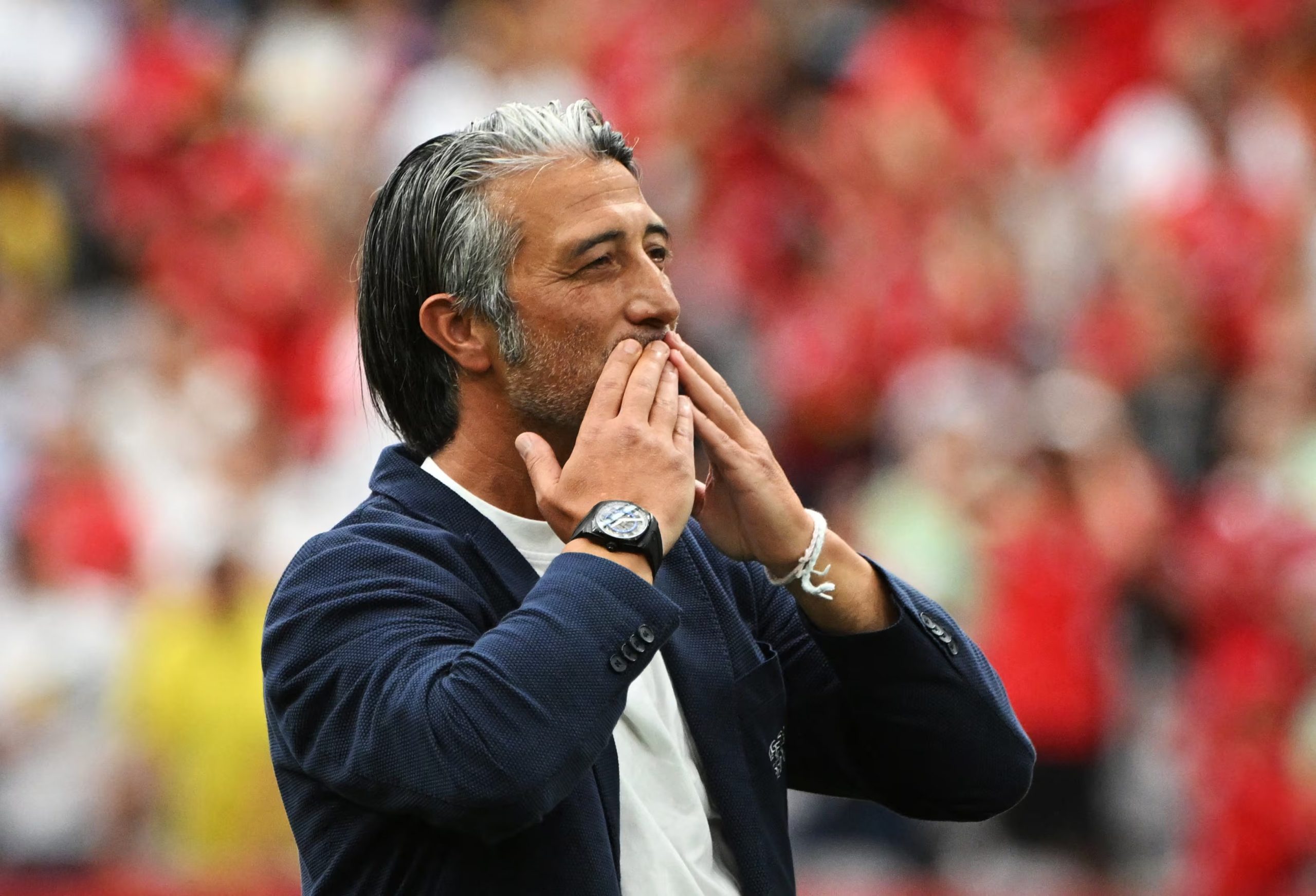 Murat Yakin reparte besos hacia la tribuna. El entrenador de la selección de Suiza sueña con dar el gran golpe ante Argentina en el Mundial (Reuters/Simon Fearn)