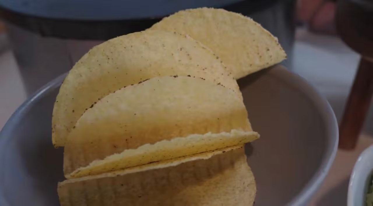 La tortilla crujiente que eligió Haaland es un tipo de tortilla común en países fuera de México. (YouTube/Erling Haaland)
