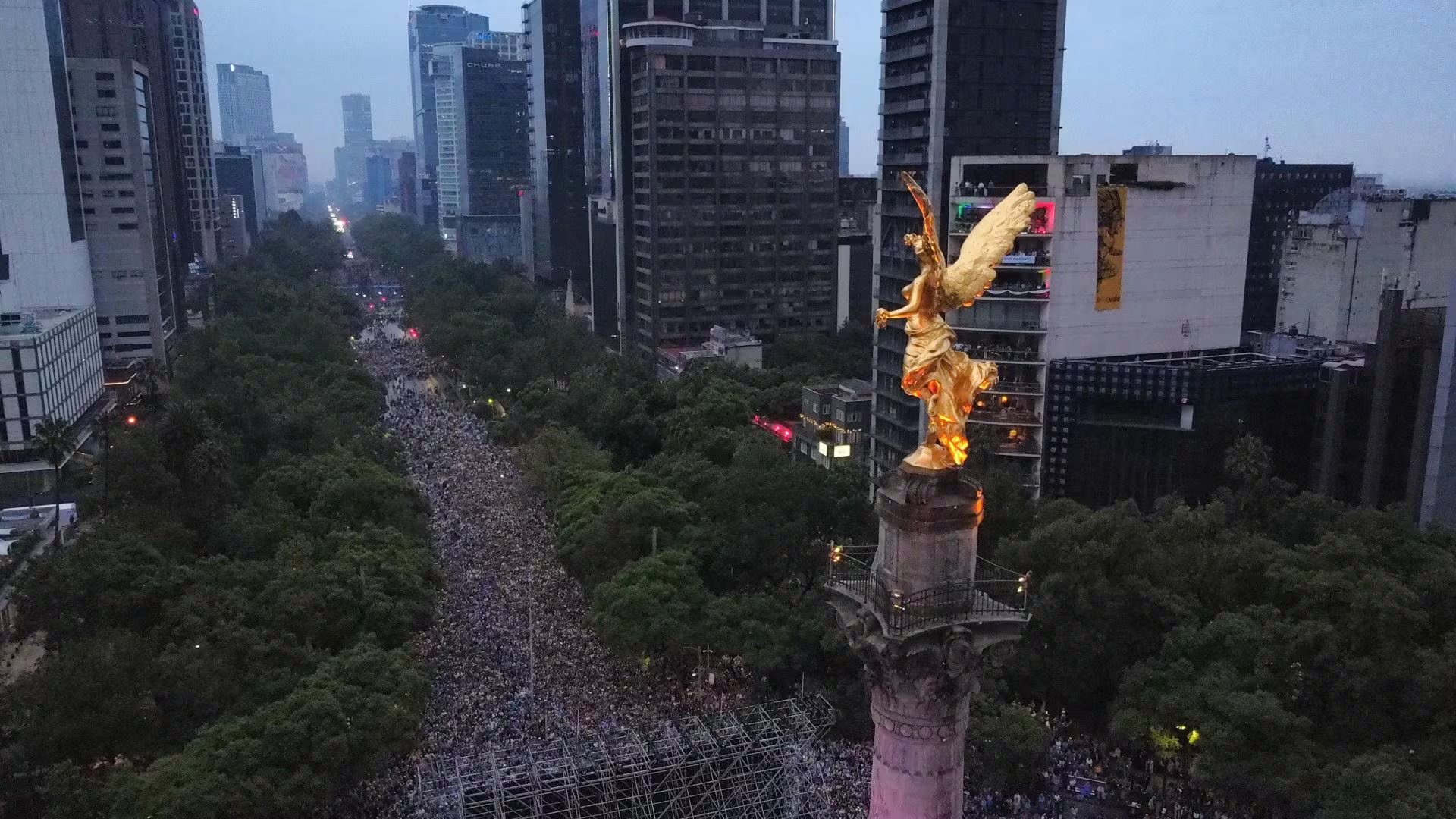 CIUDAD DE MÉXICO, 05JULIO2026.- Toma aeréa en el Ángel de la Independencia en donde miles de capitalinos observan el partido entre México e Inglaterra en las pantallas instaladas sobre Paseo de la Reforma. 
FOTO: GALO CAÑAS/CUARTOSCURO.COM