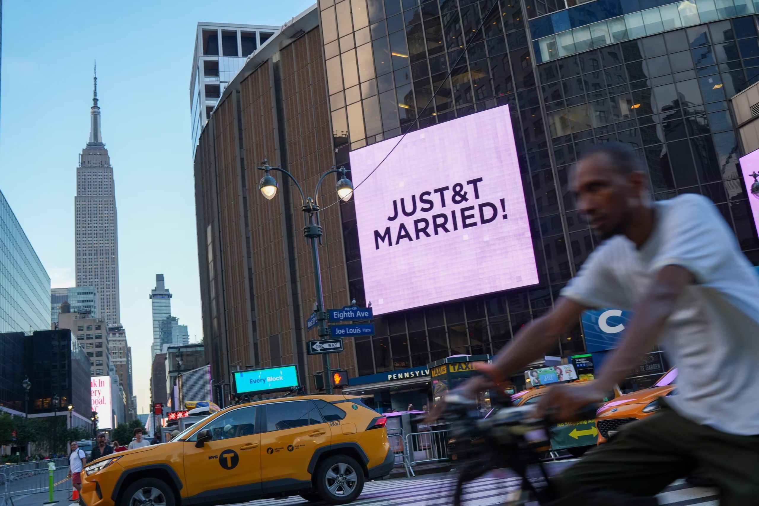 Los indicios sobre un documental de la boda de Swift surgieron por avisos de rodaje, fotografía y video colocados en los días previos al evento (AP/Ryan Murphy)