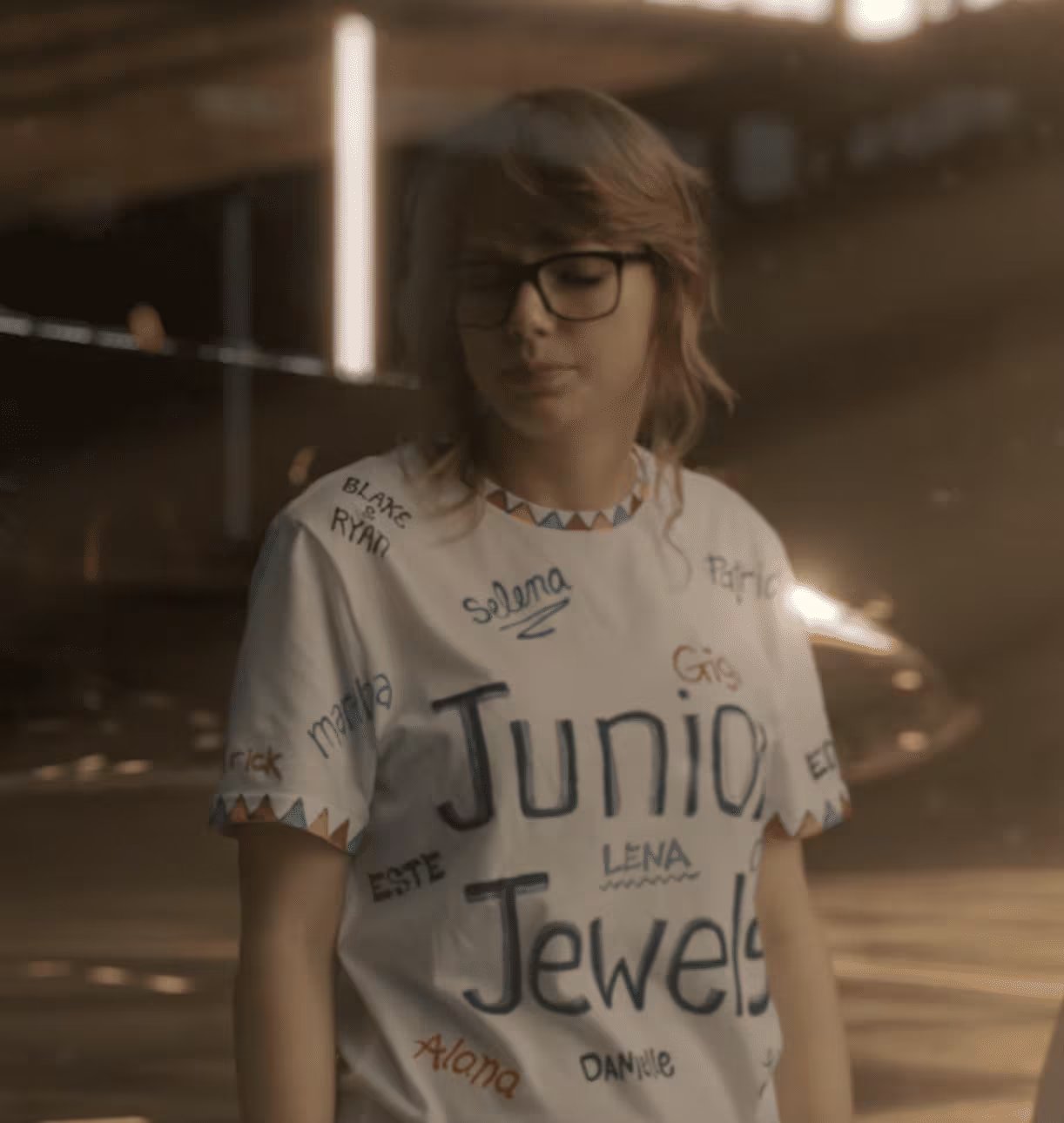 Rumores de un distanciamiento comenzaron a rondar después de que en el video “Look What You Made Me Do”, Taylor no escribiera el nombre de Karlie en la icónica playera