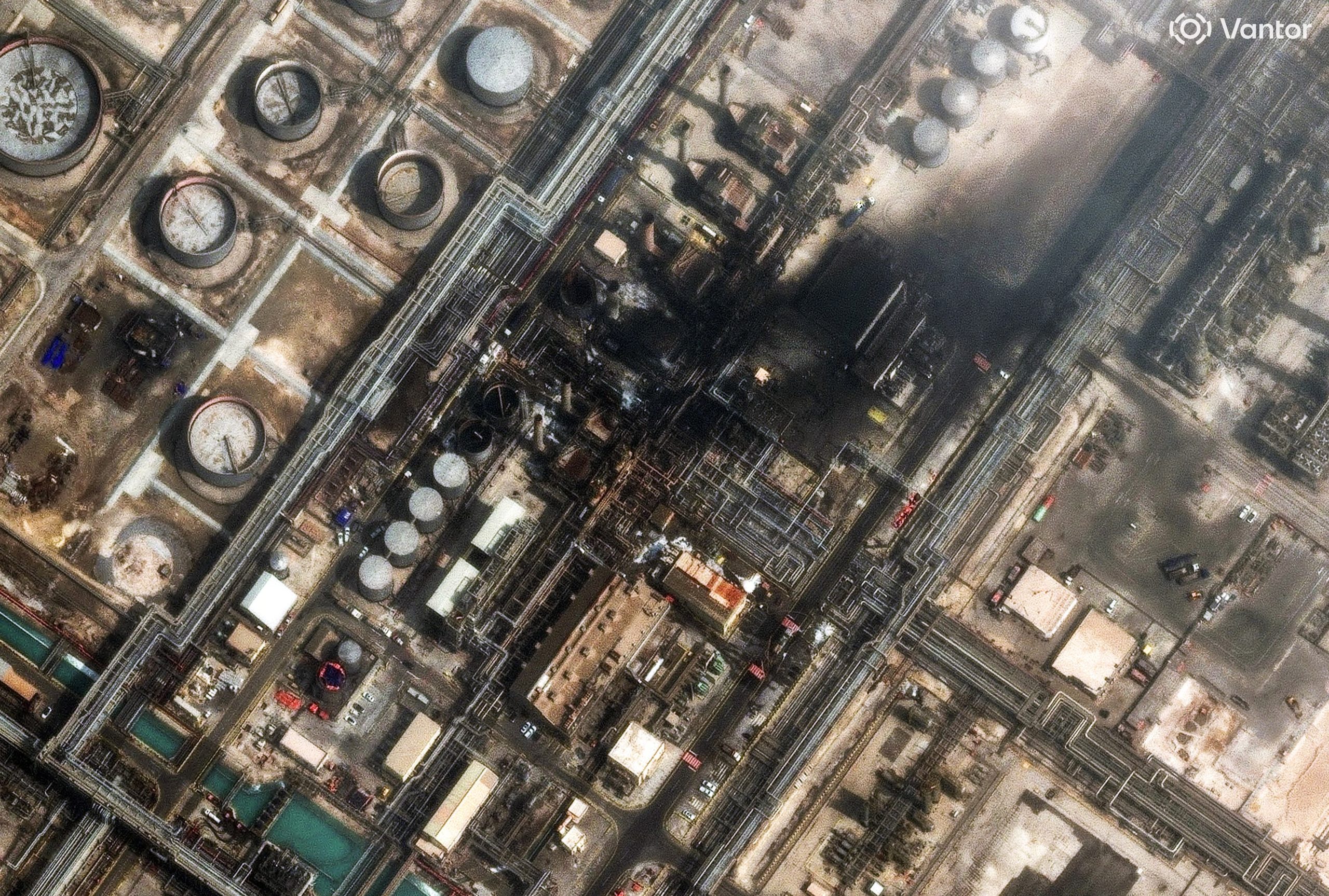 Una imagen satelital muestra humo elevándose en la refinería de petróleo de Ras Tanura en Arabia Saudita tras un ataque con drones, en medio del conflicto entre Estados Unidos, Israel e Irán, en Ras Tanura, Arabia Saudita, el 2 de marzo de 2026. Vantor/Handout vía REUTERS