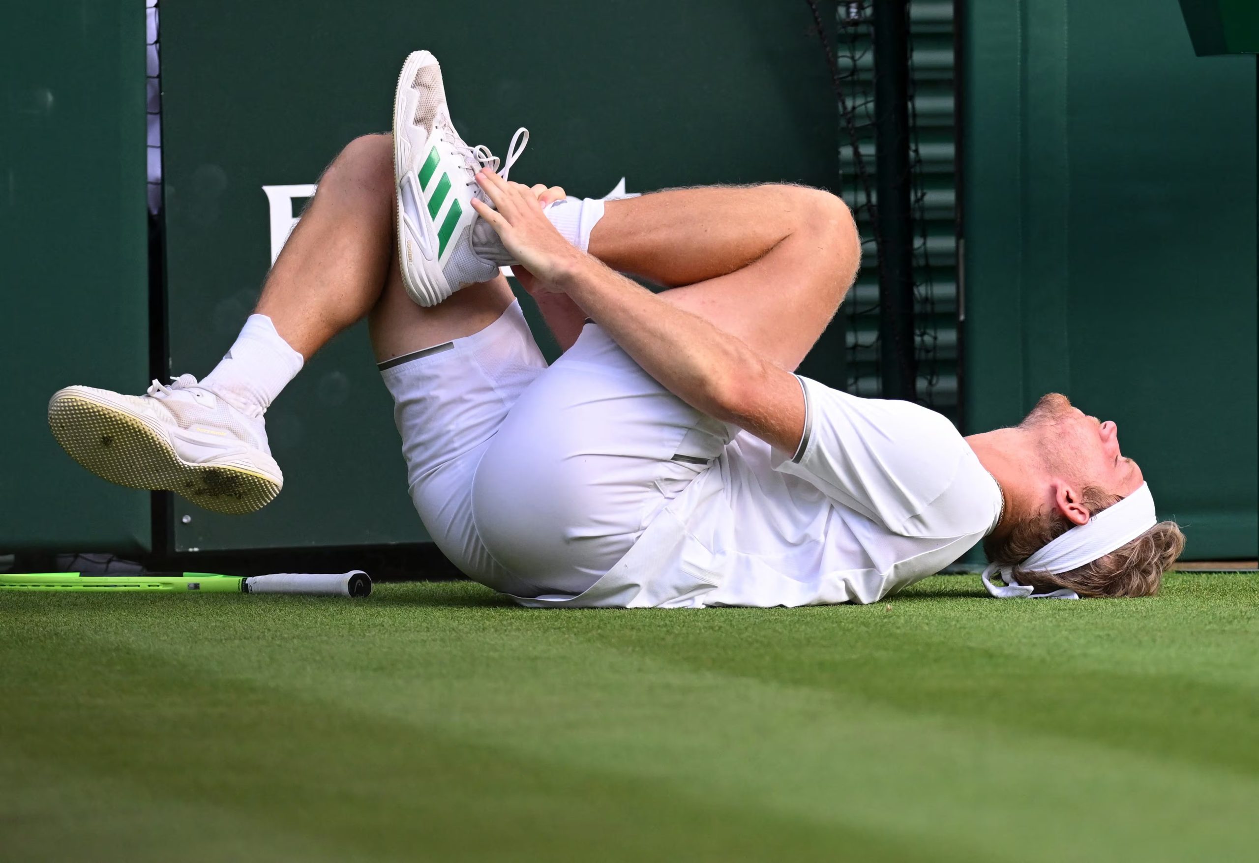 Alejandro Davidovich Fokina se toma el tobillo izquierdo durante el partido con Felix Auger- Aliassime (Crédito: REUTERS/Jaimi Joy)