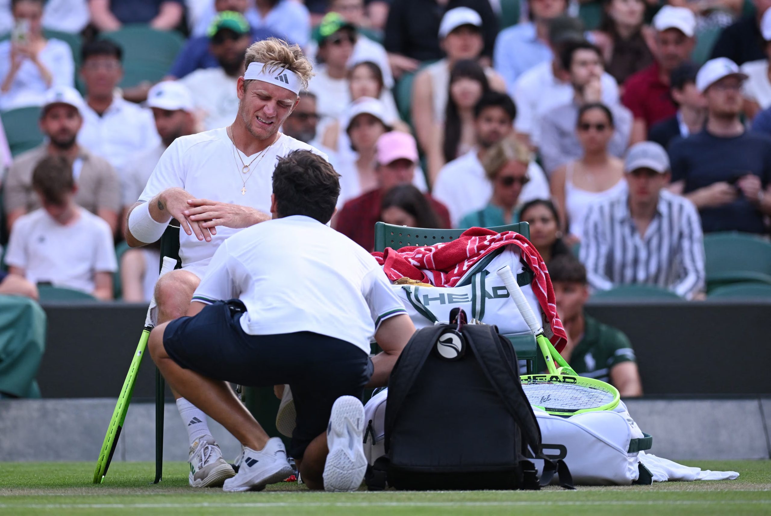 El fisioterapeuta atiende a Alejandro Davidovich durante el partido (Crédito: REUTERS/Jaimi Joy)