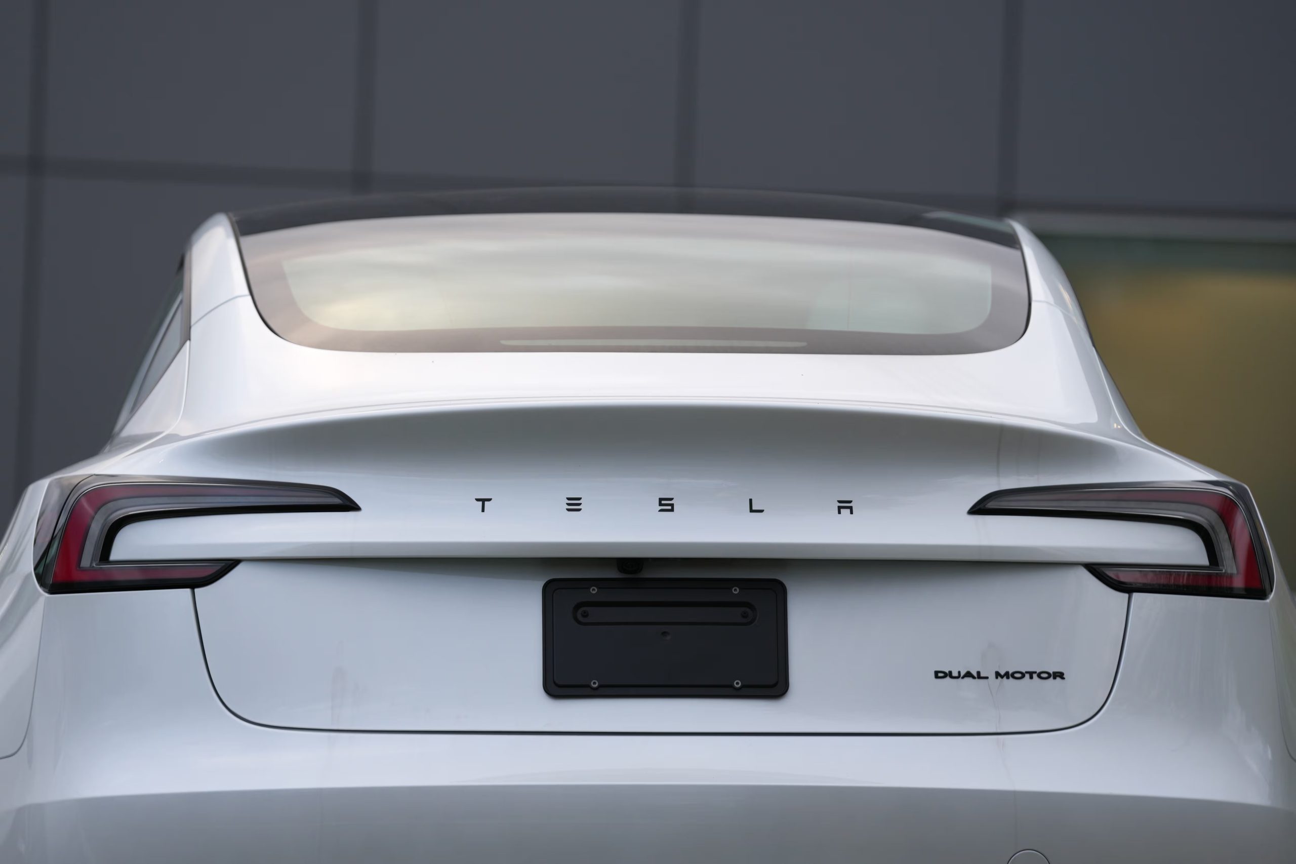 ARCHIVO – Un vehículo Tesla en una instalación de la empresa, el miércoles 15 de abril de 2026, en Portland, Oregon. (AP Foto/Jenny Kane, Archivo)