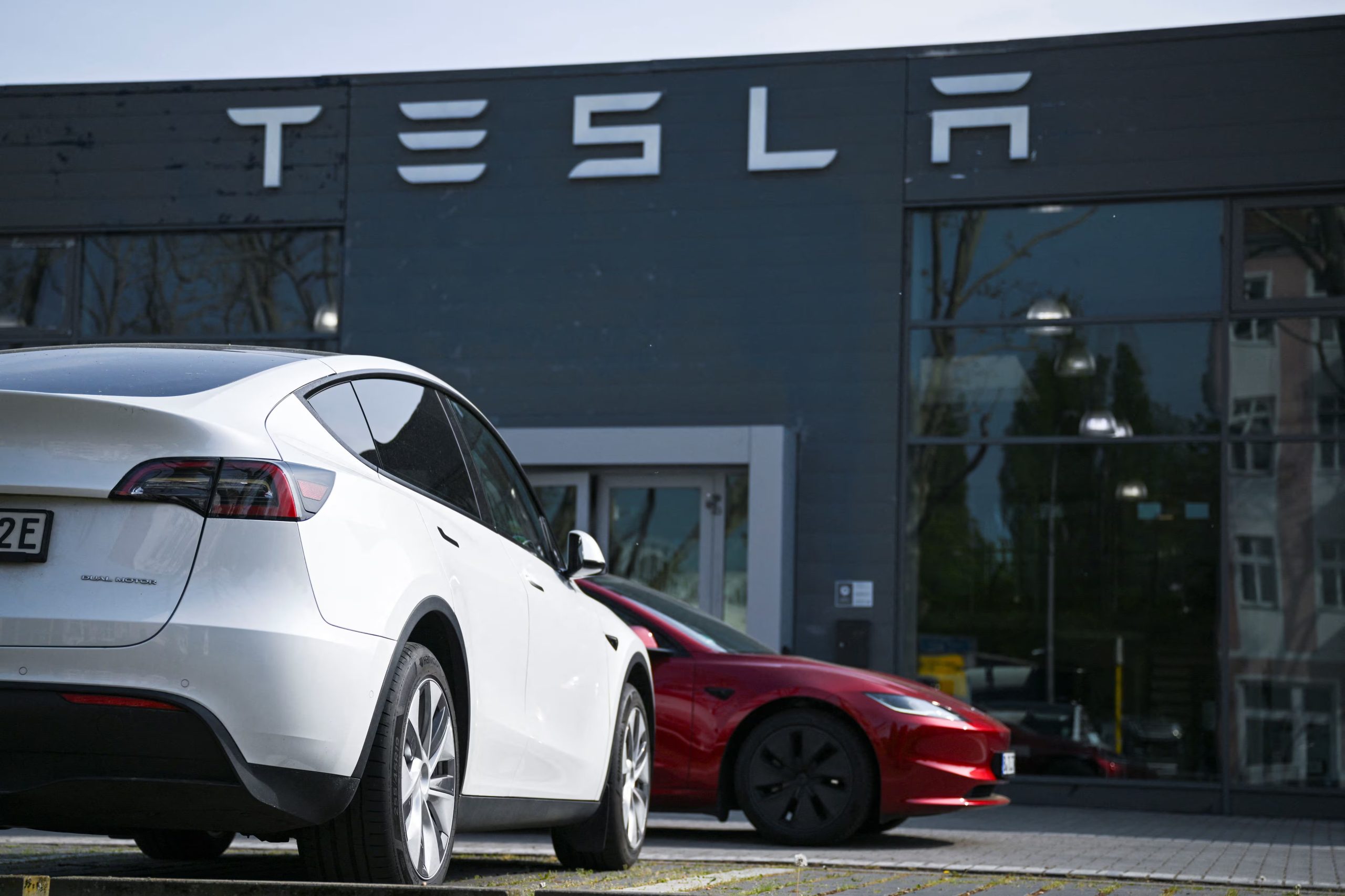 Un vehículo eléctrico Tesla está estacionado en un concesionario de Tesla, en Berlín, Alemania, el 23 de abril de 2025. REUTERS/Annegret Hilse/File Photo