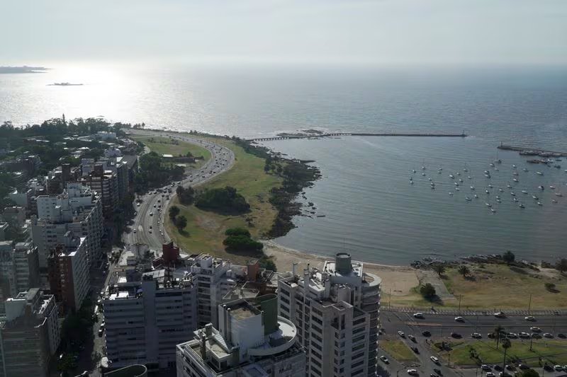 Una vista aérea muestra la ciudad de Montevideo, Uruguay 9 de febrero 2024. REUTERS/Ana Ferreira