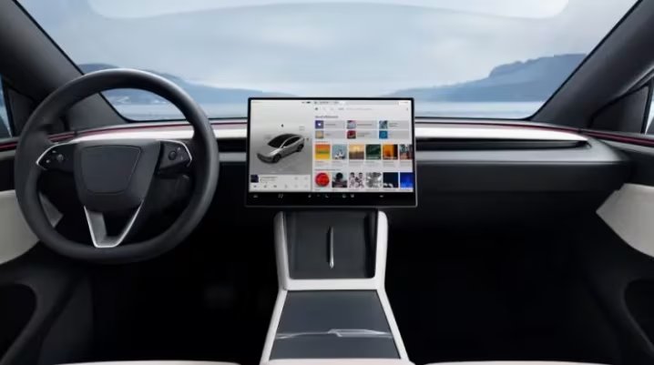 La parte del conductor del nuevo Tesla Model YL. (Tesla)