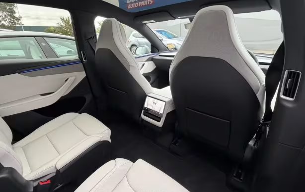 El interior trasero del nuevo Tesla Model YL. (Tesla)
