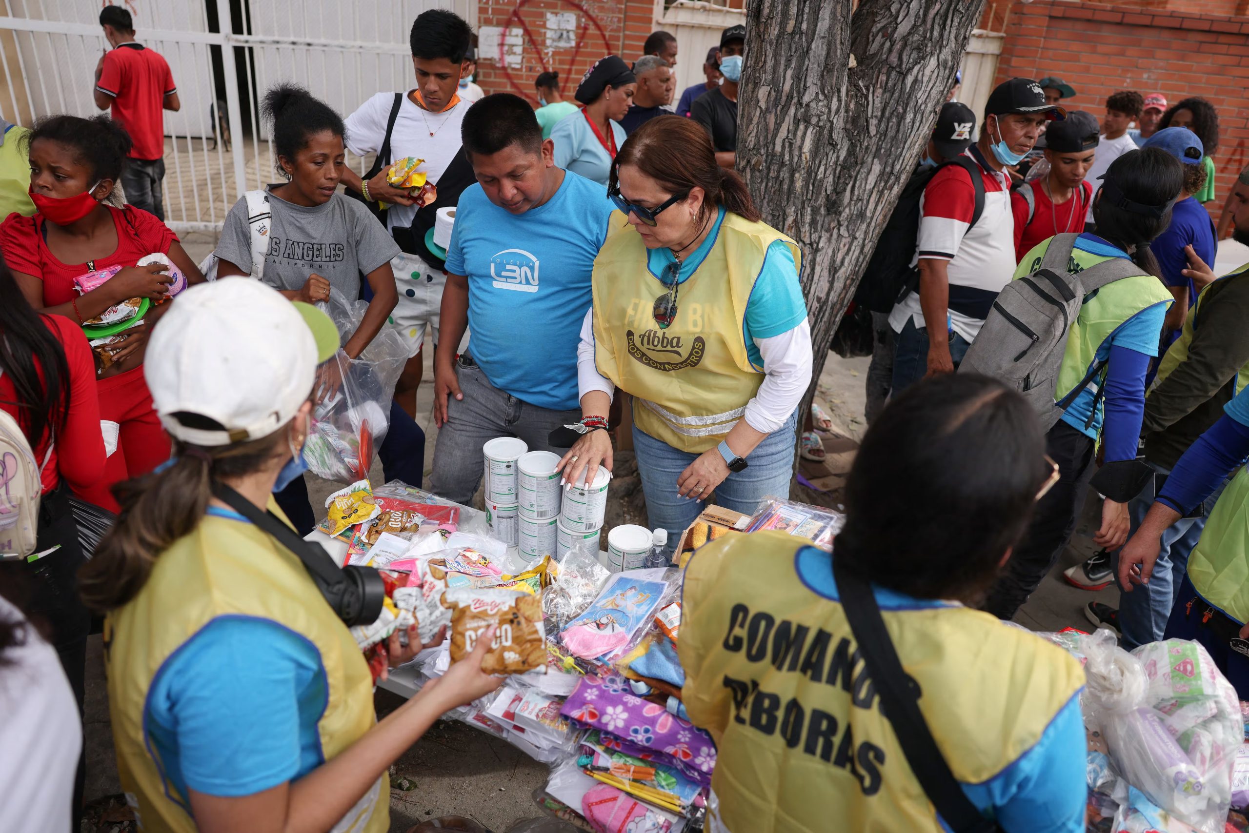 Voluntarios ofrecen apoyo e insumos a los damnificados por los terremotos. REUTERS/Leonardo Fernandez Viloria