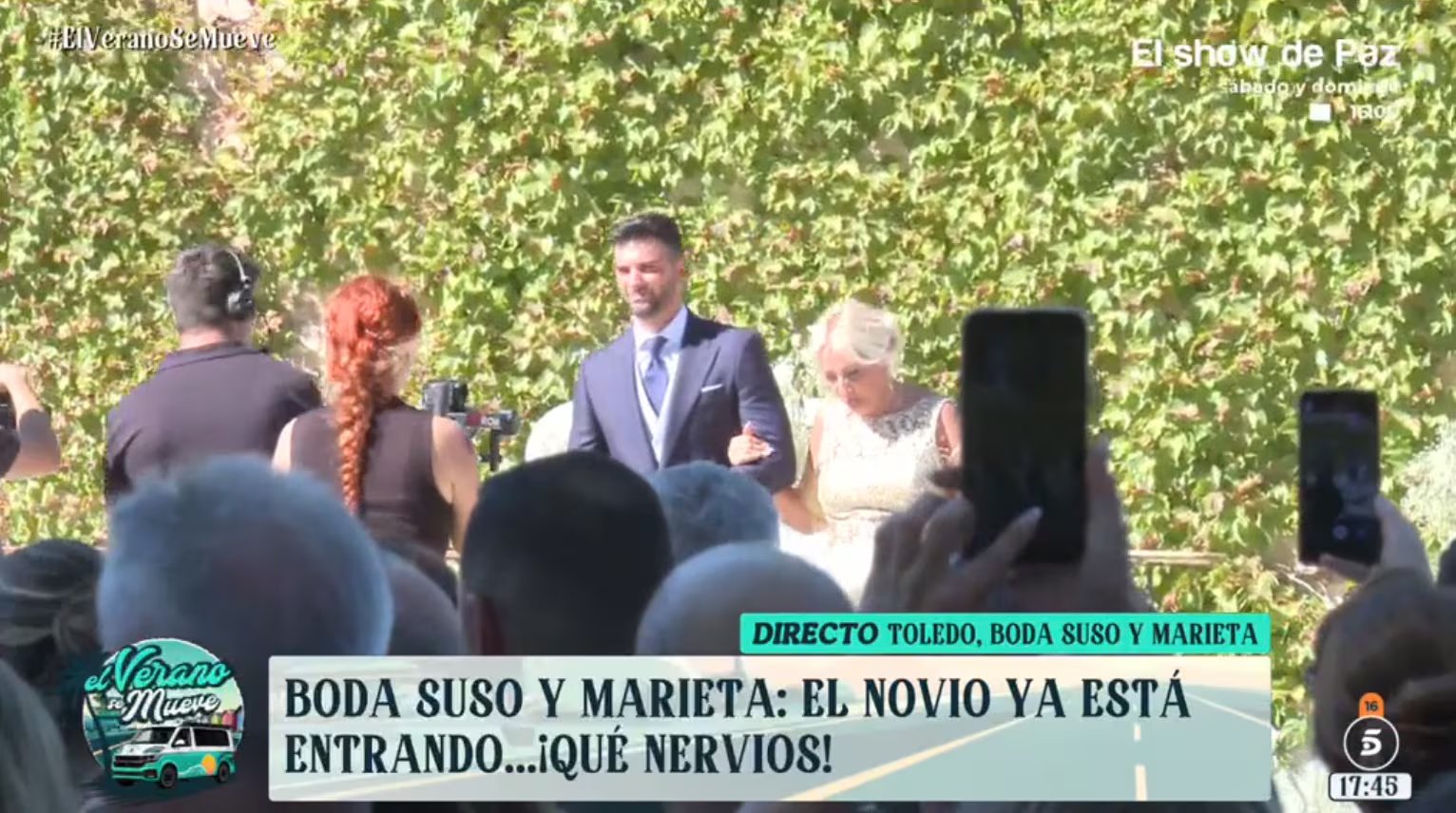 Suso Álvarez llega a su boda del brazo de su madre (Mediaset España)