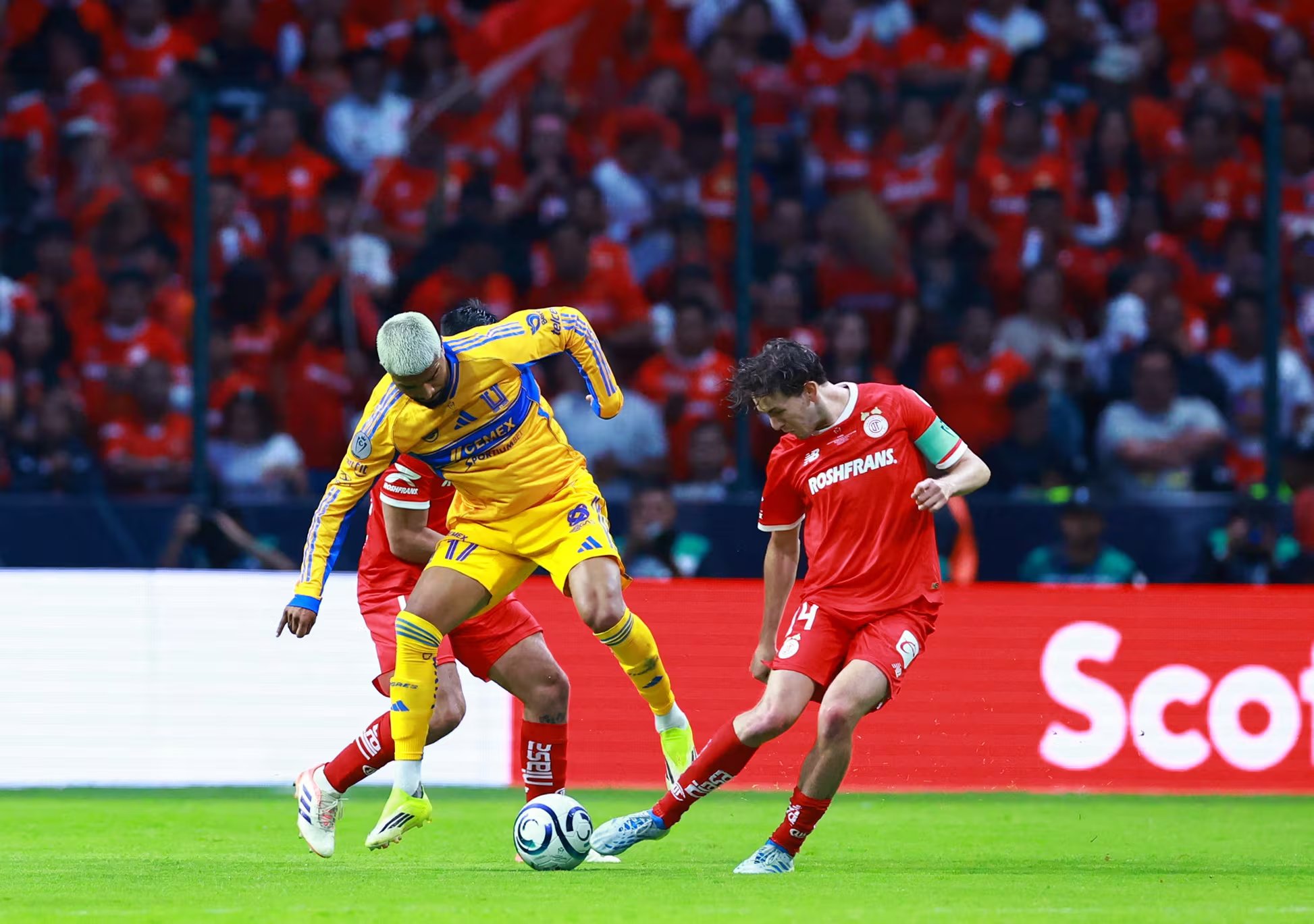 Soccer Football - CONCACAF Champions Cup - Final - Toluca v Tigres UANL - Estadio Nemesio Diez, Toluca, Mexico - May 30, 2026 Tigres UANL's Rodrigo Aguirre in action with Toluca's Marcel Ruiz REUTERS/Raquel Cunha