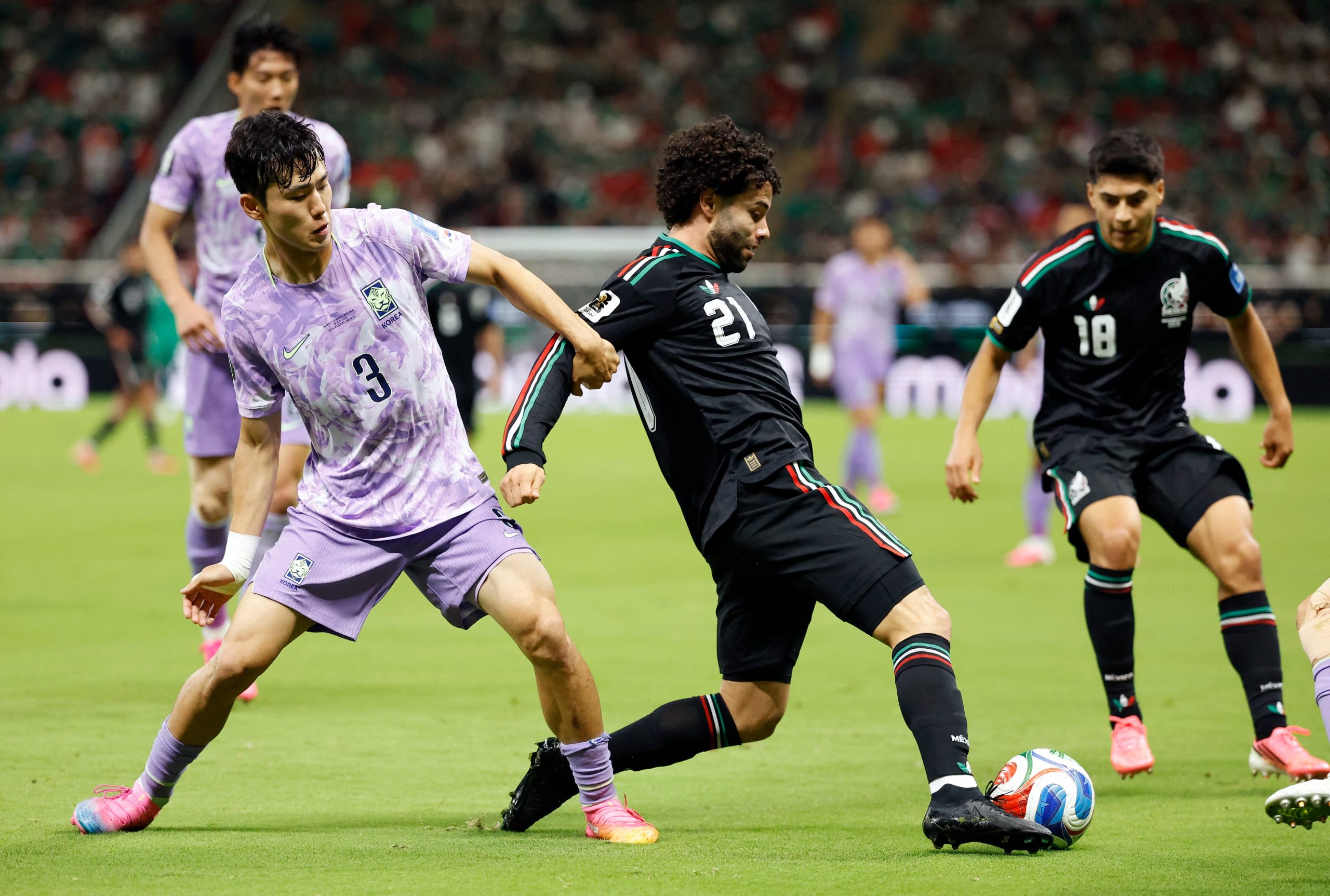 César Huerta disputó un par de minutos con la Selección Mexicana en el Mundial 2026, por lo cual los aficionados escarlatas revivieron los rumores de junio sobre su llegada. (Photo by Ulises RUIZ / AFP)