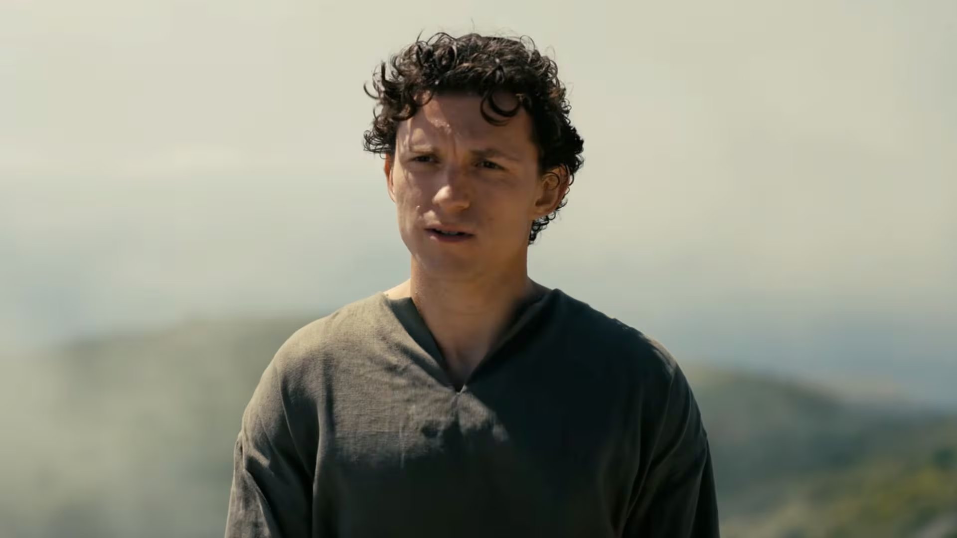 Tom Holland destacó que la transmisión oral en La Odisea alimenta la tensión entre memoria, realidad y mito al modificar los relatos con cada nueva versión (Universal Pictures)