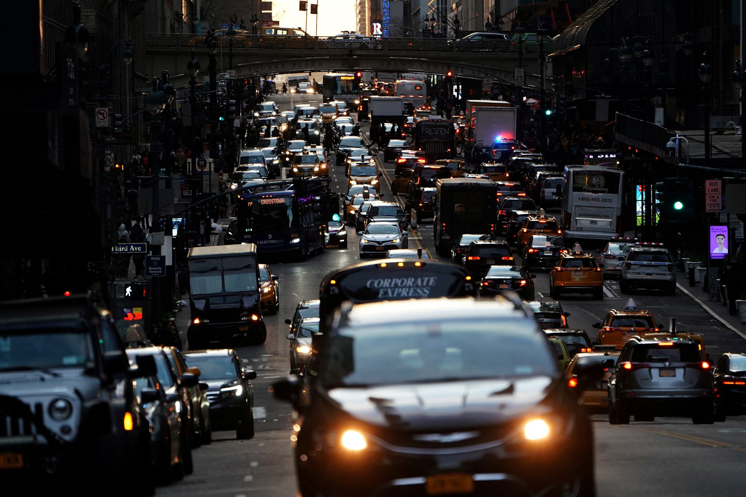 El gobierno de Estados Unidos advirtió que vigila de cerca los mercados petroleros para detectar y sancionar maniobras que mantengan artificialmente altos los precios de la gasolina (REUTERS/Carlo Allegri/File Photo)