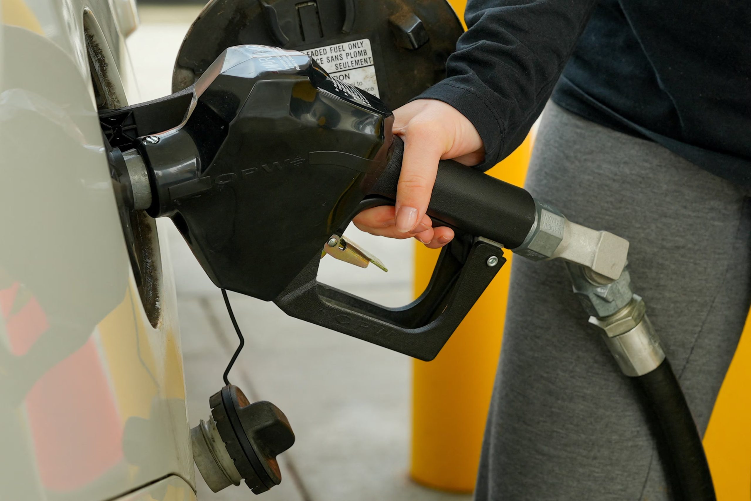 La industria petrolera sostuvo que los precios de la gasolina no se mueven al unísono con el crudo por las disrupciones globales en la oferta, la refinación y los inventarios (REUTERS/Ken Cedeno)
