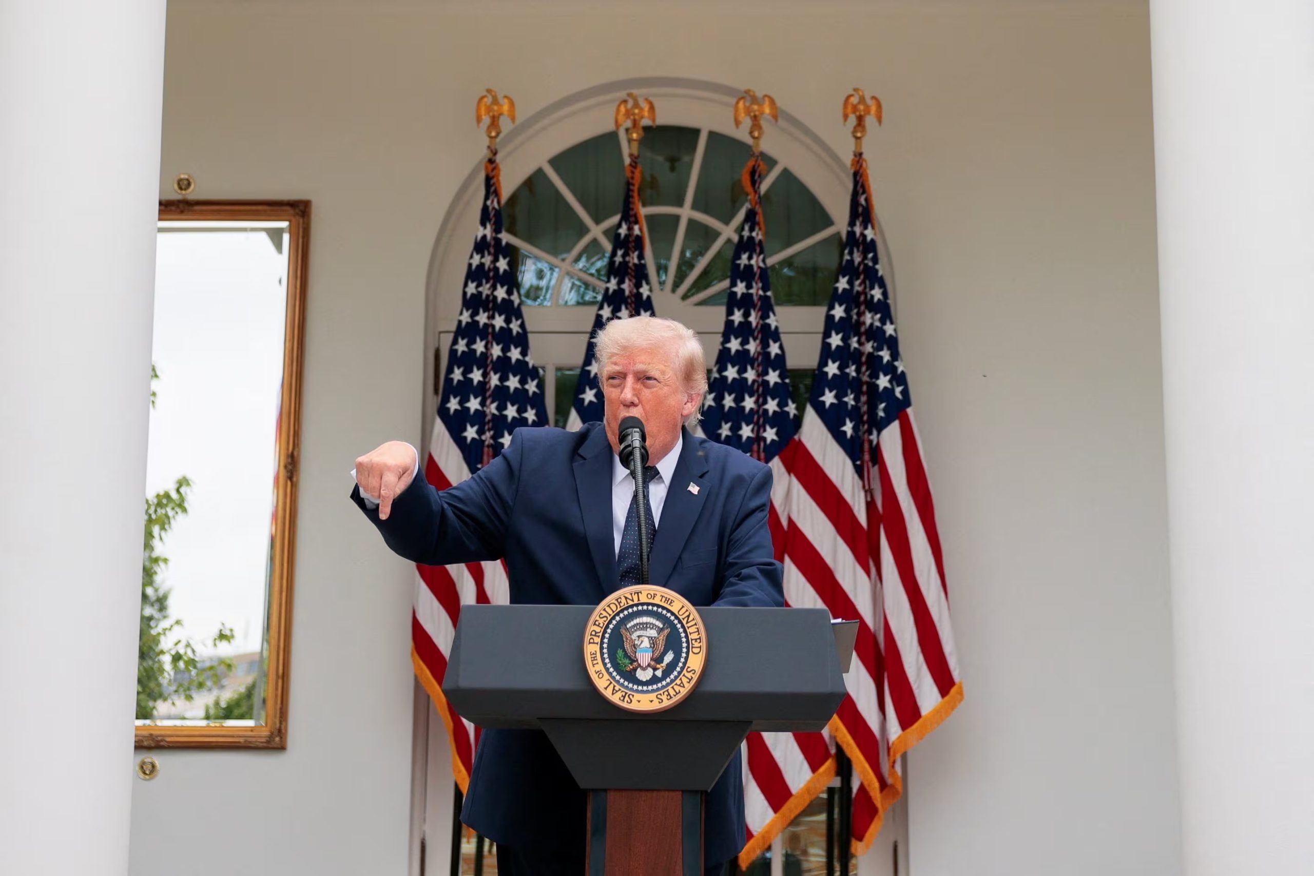 Donald Trump aseguró que Washington mantiene una amplia capacidad militar frente a Teherán y mencionó posibles objetivos estratégicos si no prosperan las negociaciones (REUTERS/Evan Vucci)