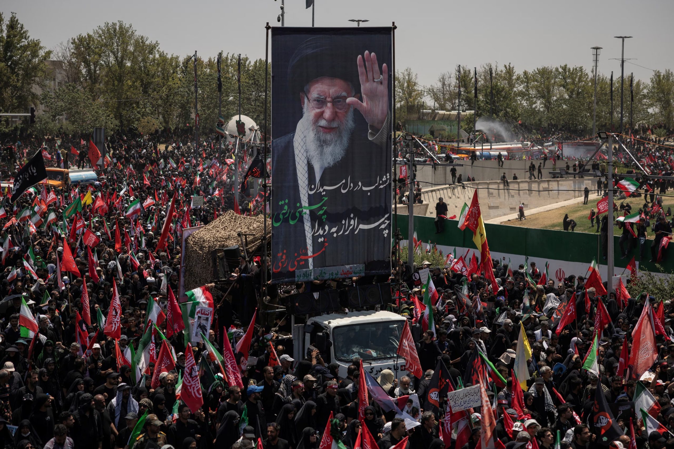 Un vehículo con una imagen del fallecido líder supremo iraní, ayatolá Ali Khamenei, circula durante la procesión funeraria realizada en Teherán