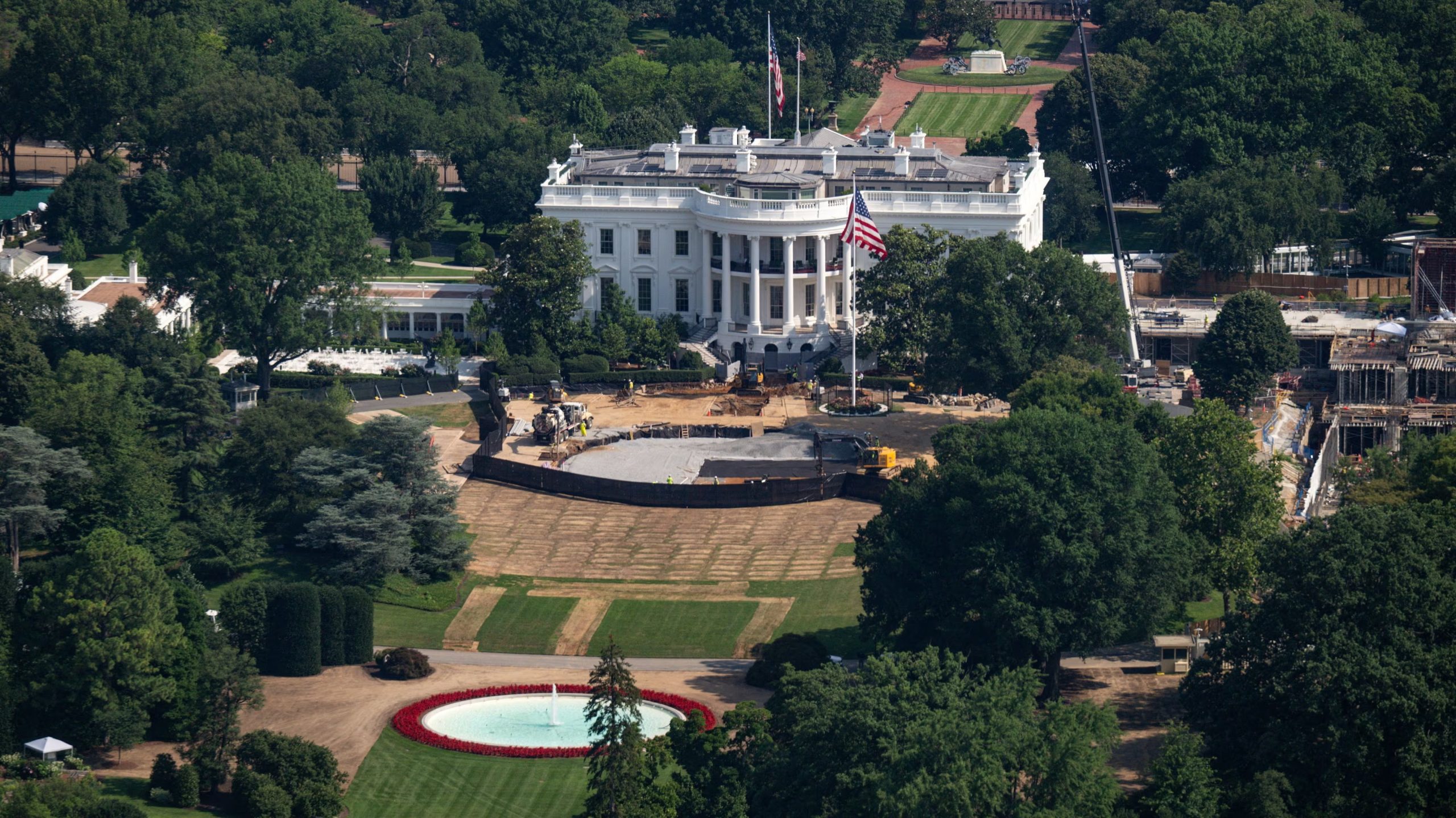 Trabajos de construcción en el Jardín Sur de la Casa Blanca, en Washington, el 1 de julio de 2026. (REUTERS/Annabelle Gordon)