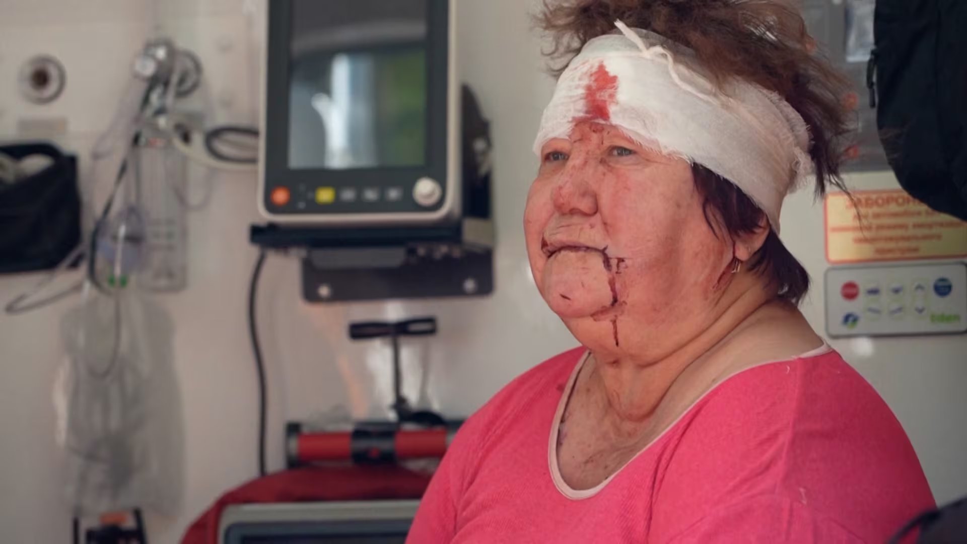Personal médico asiste a una mujer herida tras el ataque ruso contra un edificio residencial en Kharkiv, el 8 de julio de 2026 (REUTERS)
