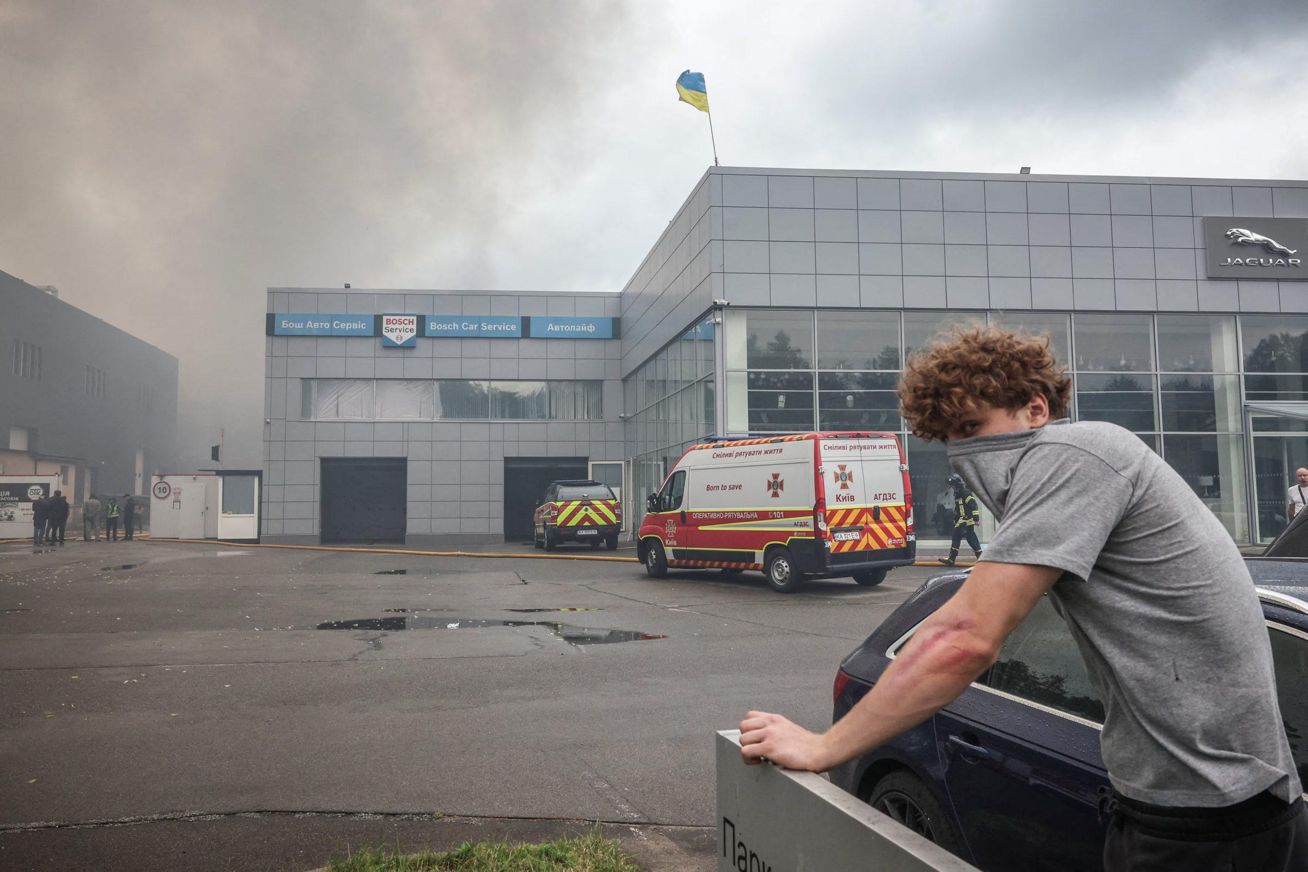 Un hombre se cubre el rostro en el lugar de un ataque con drones rusos, mientras se eleva humo, en el marco de la ofensiva rusa contra Ucrania, en Kiev, el 8 de julio de 2026 (REUTERS/Alina Smutko)