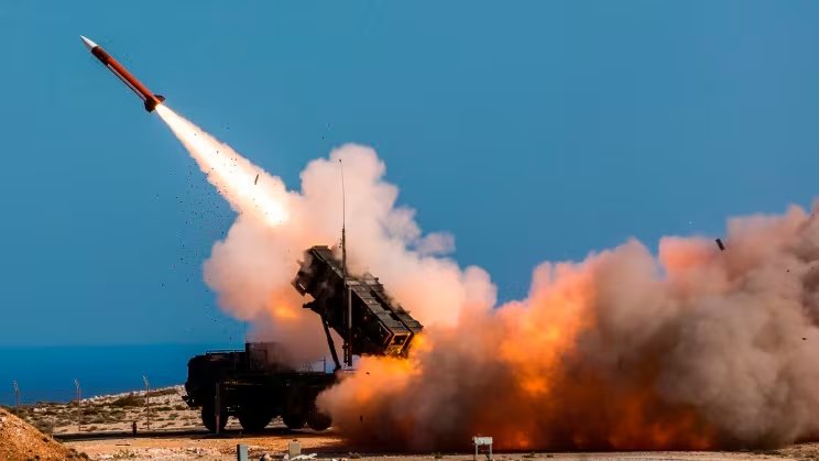 Soldados disparan el sistema de armas Patriot en la Instalación de Disparo de Misiles de la OTAN en Chania, Grecia (Sebastian Apel/Departamento de Defensa de Estados Unidos, vía AP, Archivo)