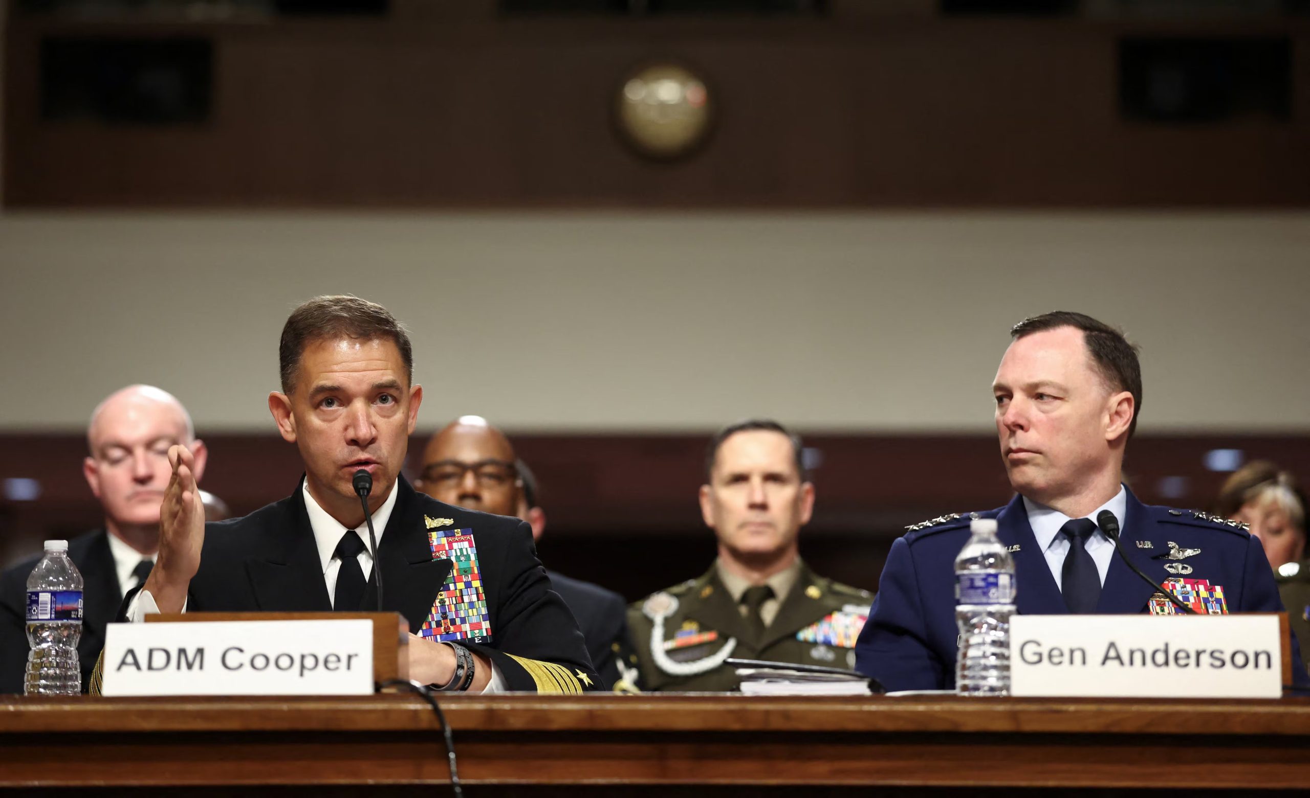 El almirante Brad Cooper, comandante del CENTCOM de EE. UU., y el general de la Fuerza Aérea Dagvin Anderson, comandante del AFRICOM, el 14 de mayo de 2026 (REUTERS/Kevin Lamarque)