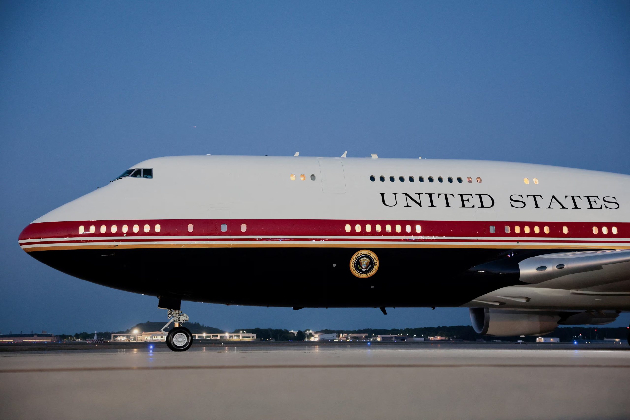 A diferencia del tradicional esquema de color celeste que caracterizó durante décadas al Air Force One, el nuevo Boeing luce los colores preferidos de Trump (REUTERS)
