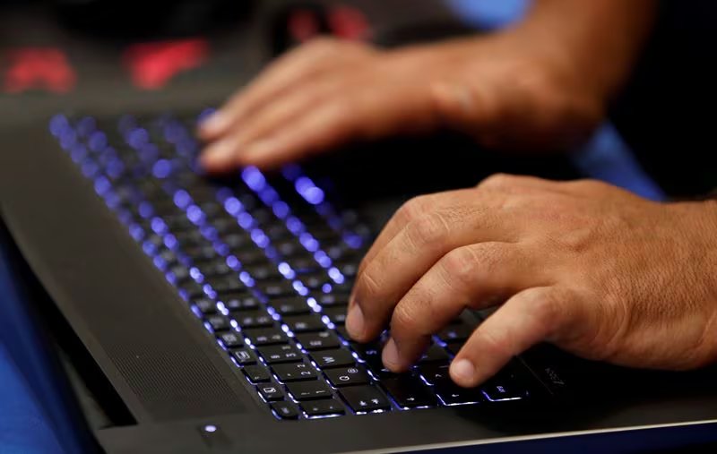 Mantener sistema y programas al día, usar contraseñas únicas, activar doble factor y evitar descargas dudosas refuerza la defensa, junto con copias de seguridad periódicas para resistir ransomware y recuperar información sin pagar rescates - REUTERS/Steve Marcus.