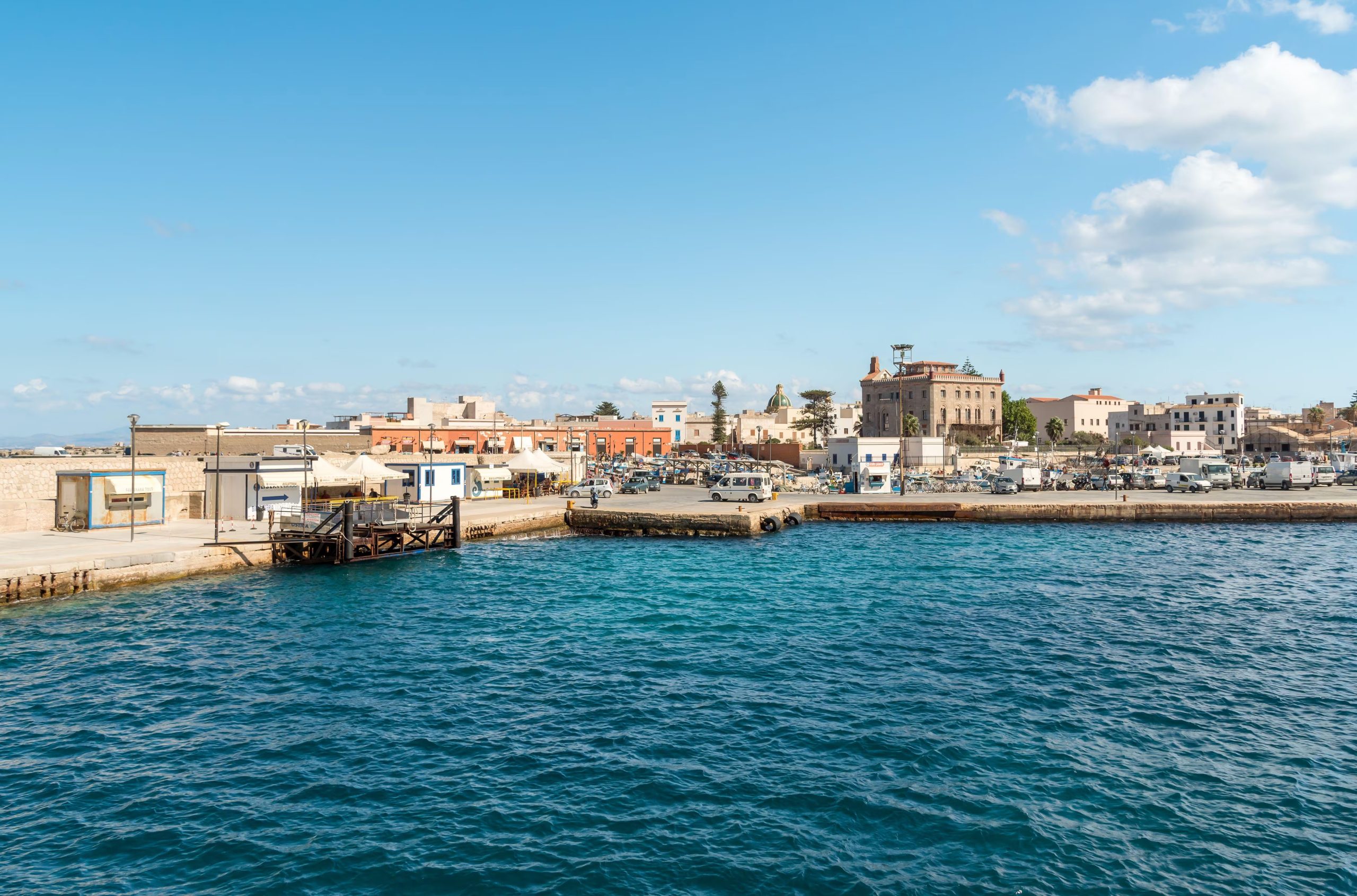 Una agencia presentó un circuito por Italia y Grecia con vuelos, hoteles, traslados y experiencias privadas, orientado a quienes buscan seguir rutas vinculadas con la historia de Odiseo (Crédito: Elena Sivitskaia)