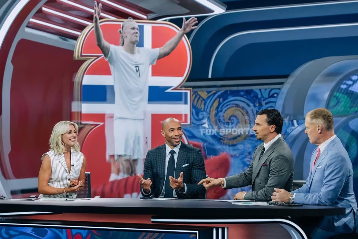 Alexi Lalas trabaja en un panel con figuras de la talla de Zlatan Ibrahimović o Thierry Henry (@rebeccalowetv)