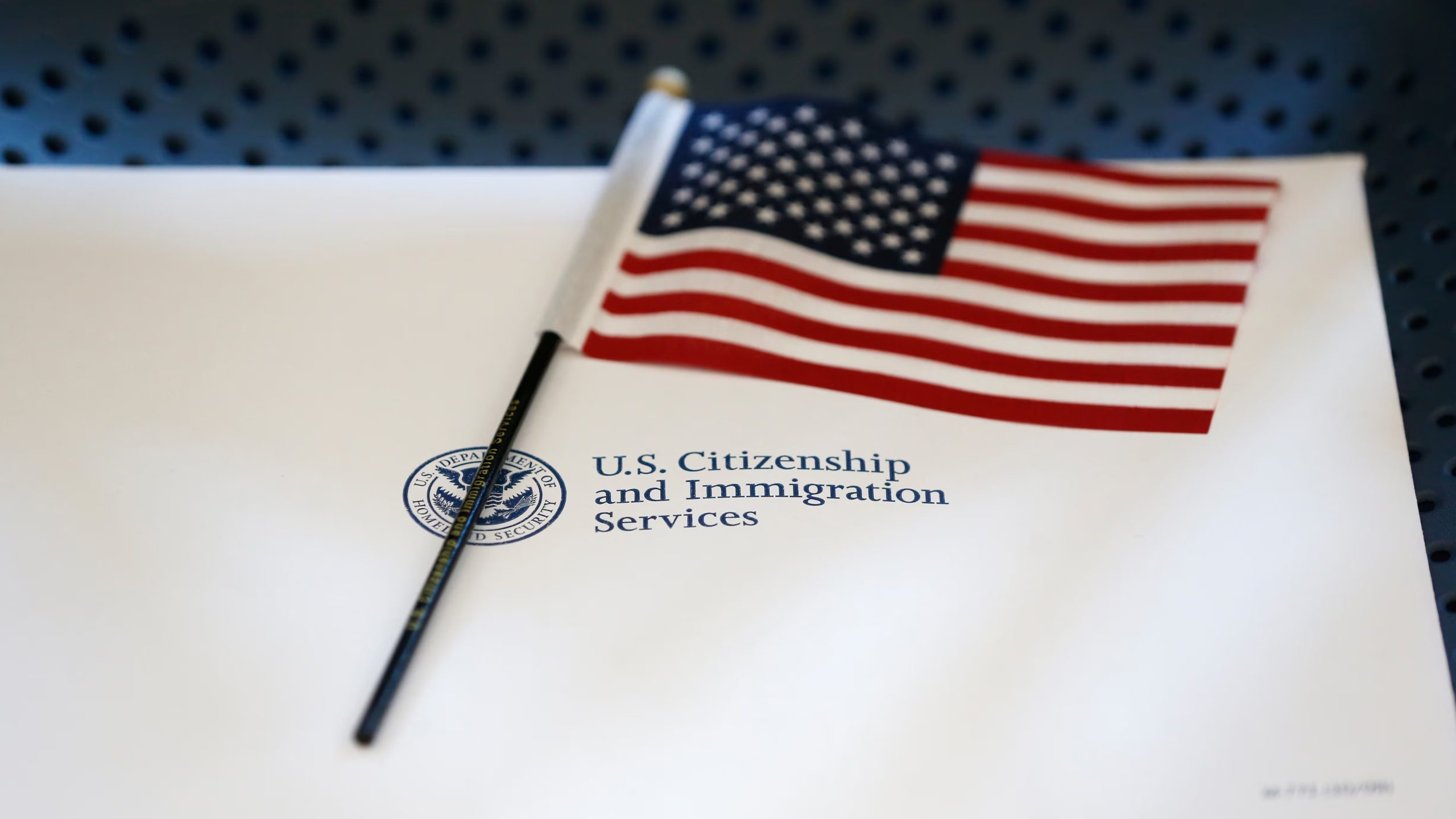 La nueva regla de asilo modifica el procedimiento afirmativo para reducir la acumulación de más de 1,4 millones de expedientes pendientes en el sistema migratorio federal. (Foto AP/Wilfredo Lee, Archivo)