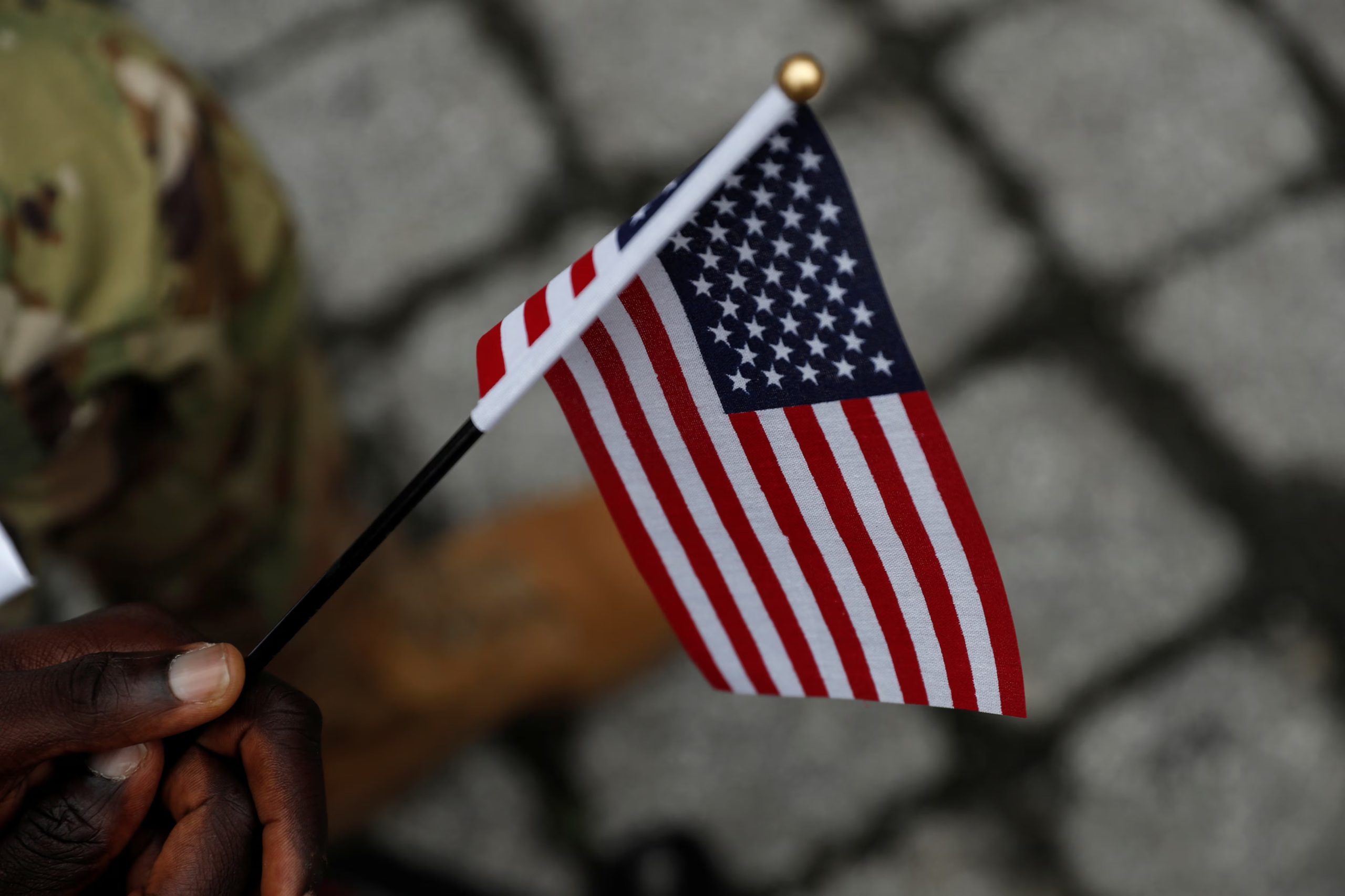 El DHS y USCIS autorizaron la remisión directa a la EOIR cuando la solicitud de asilo se presenta fuera del plazo de un año y no acredita una excepción válida. (REUTERS/Shannon Stapleton)