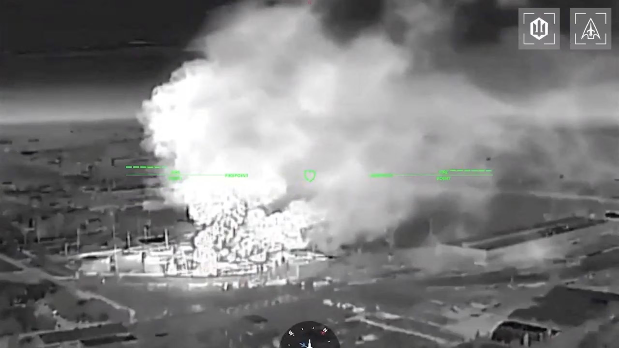 Imágenes de dron muestran fuego y humo elevándose desde edificios, en lo que el presidente ucraniano Volodimir Zelensky describió como un ataque a un depósito de petróleo en la ciudad de Kerch, Crimea (REUTERS)