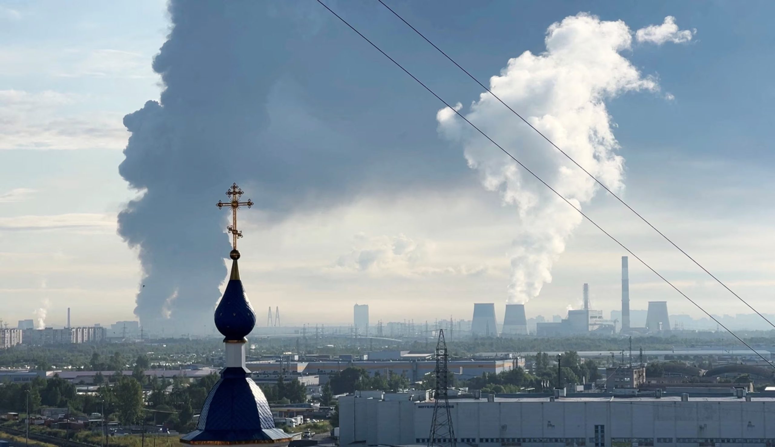 Humo se eleva de un depósito de Wildberries incendiado tras un ataque con drones ucraniano en San Petersburgo, Rusia. Ucrania ha intensificado sus ataques contra infraestructura logística rusa. (archivo, 24 de julio de 2026, REUTERS/Stringer). 