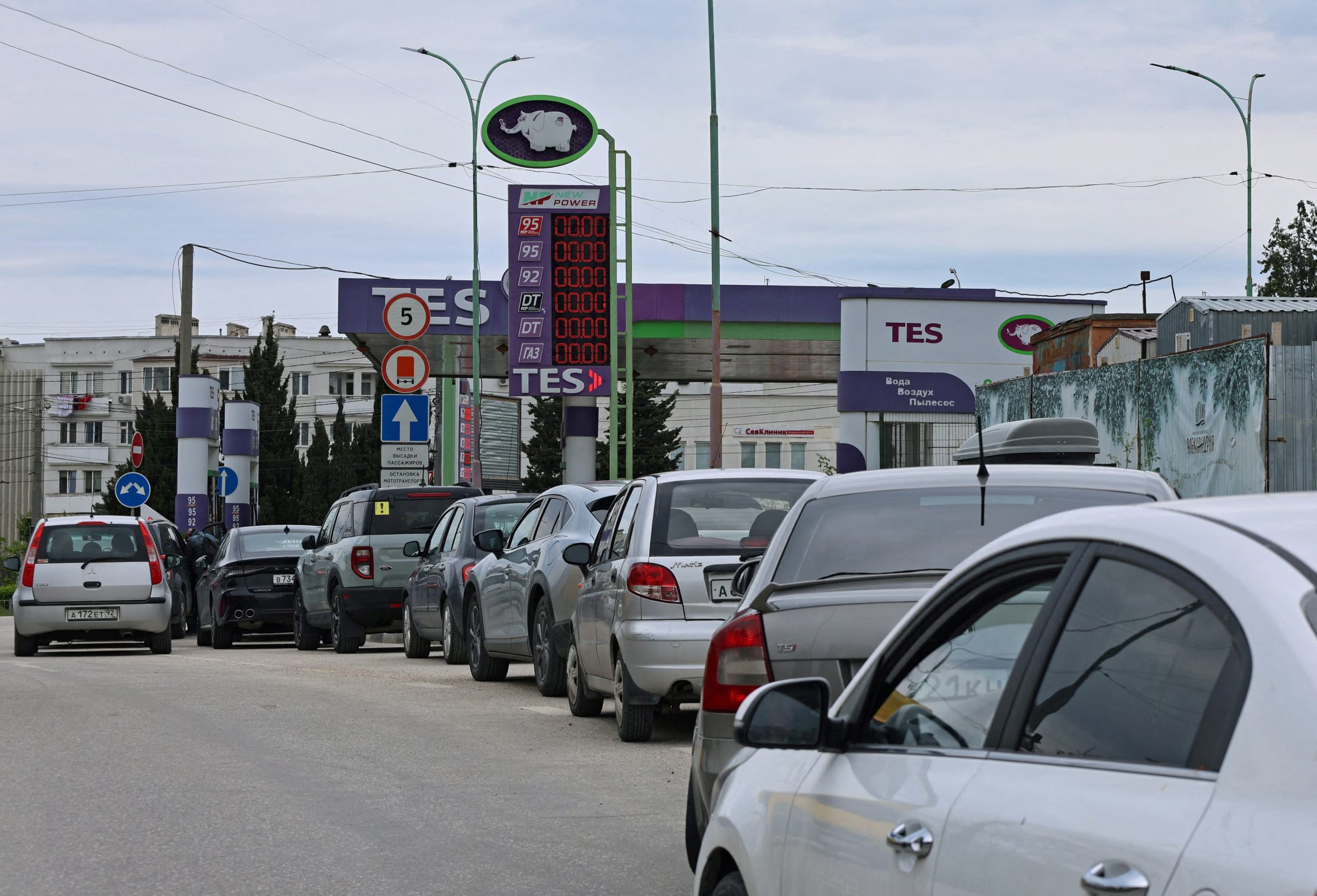 Varios automóviles hacen cola para repostar en una gasolinera después de que las autoridades restringieran la venta de combustible, en Sebastopol, Crimea (REUTERS/Archivo)