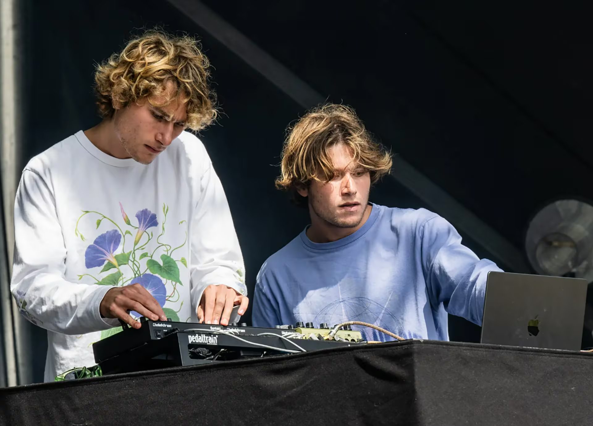 Skyler (a la izquierda) y Davis Diamond perfeccionaron sus habilidades de producción con equipos antiguos, incluido un sampler de los años 80 que aún conservaba ritmos de los Beastie Boys
