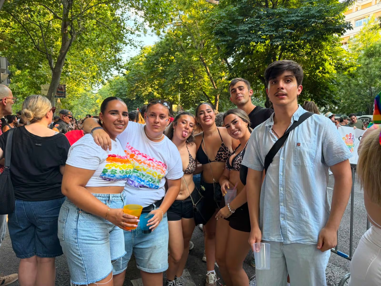 El grupo de jóvenes que recorre la manifestación. (Infobae España)