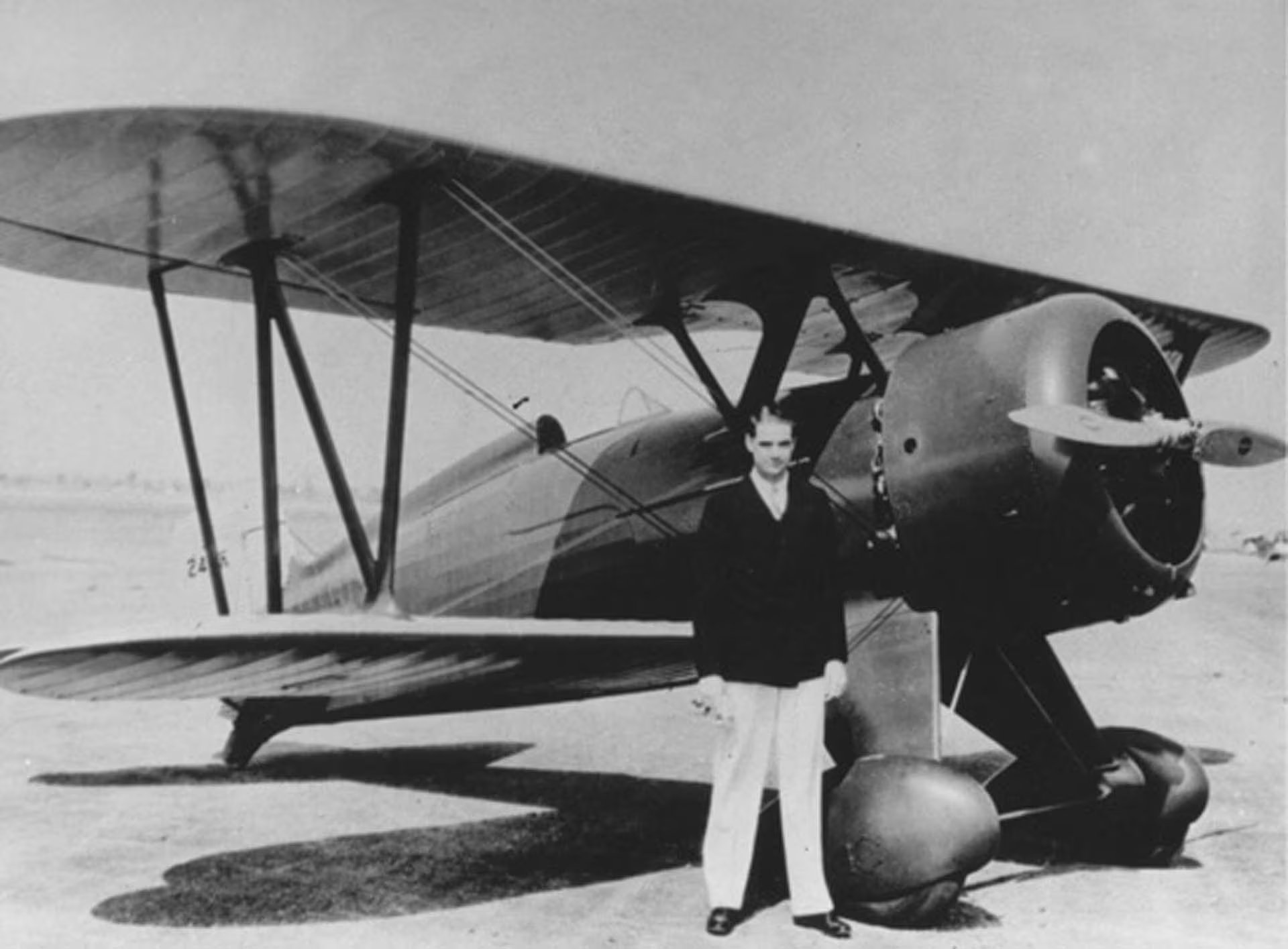 En 1935, Howard hughes alcanzó un récord mundial de velocidad que confirmó su extraordinaria habilidad como piloto