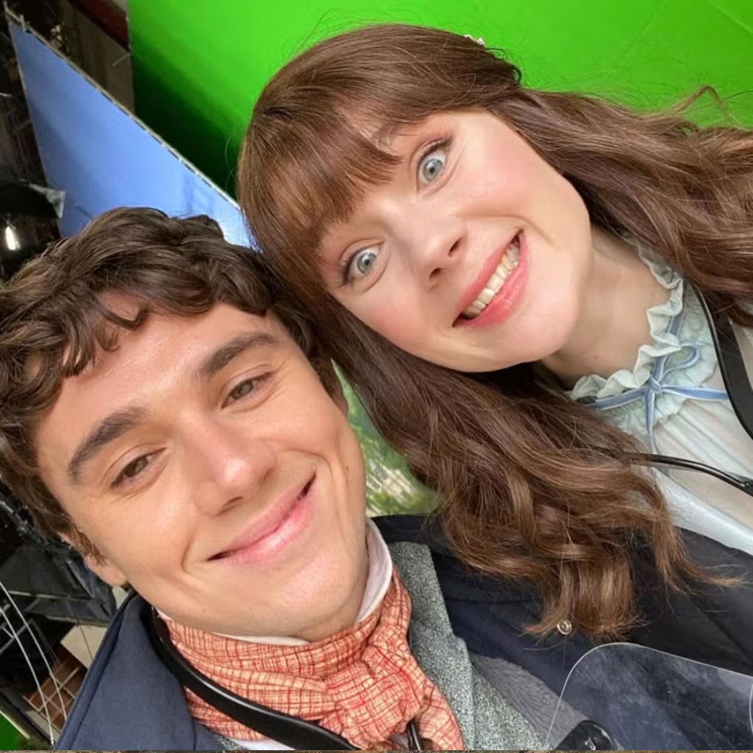 El romance entre Theo y Eloise quedó sin resolución en Bridgerton y la serie nunca retomó ese vínculo después de la segunda temporada (Instagram)