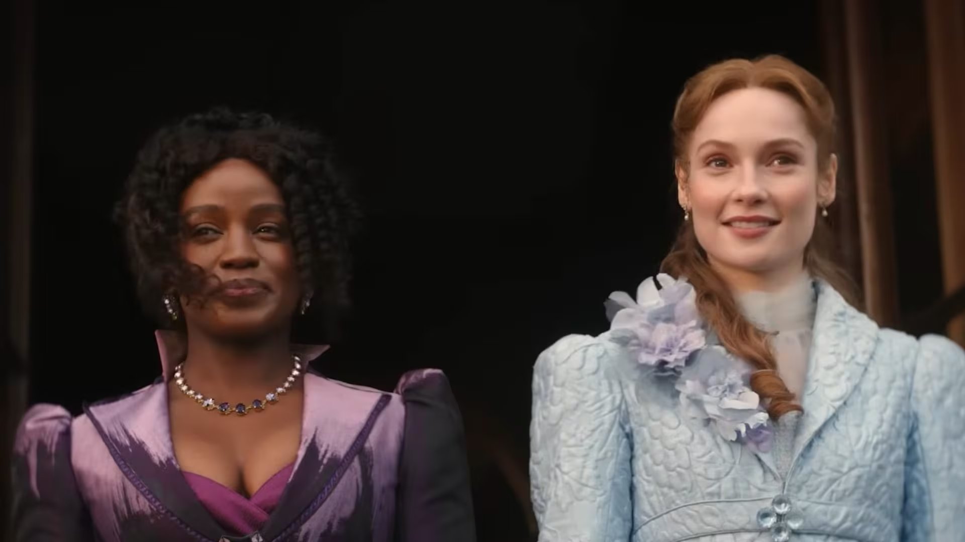 La quinta temporada tendrá por primera vez una pareja central del mismo género con Lady Francesca Stirling y Michaela Stirling (Captura de tráiler oficial)