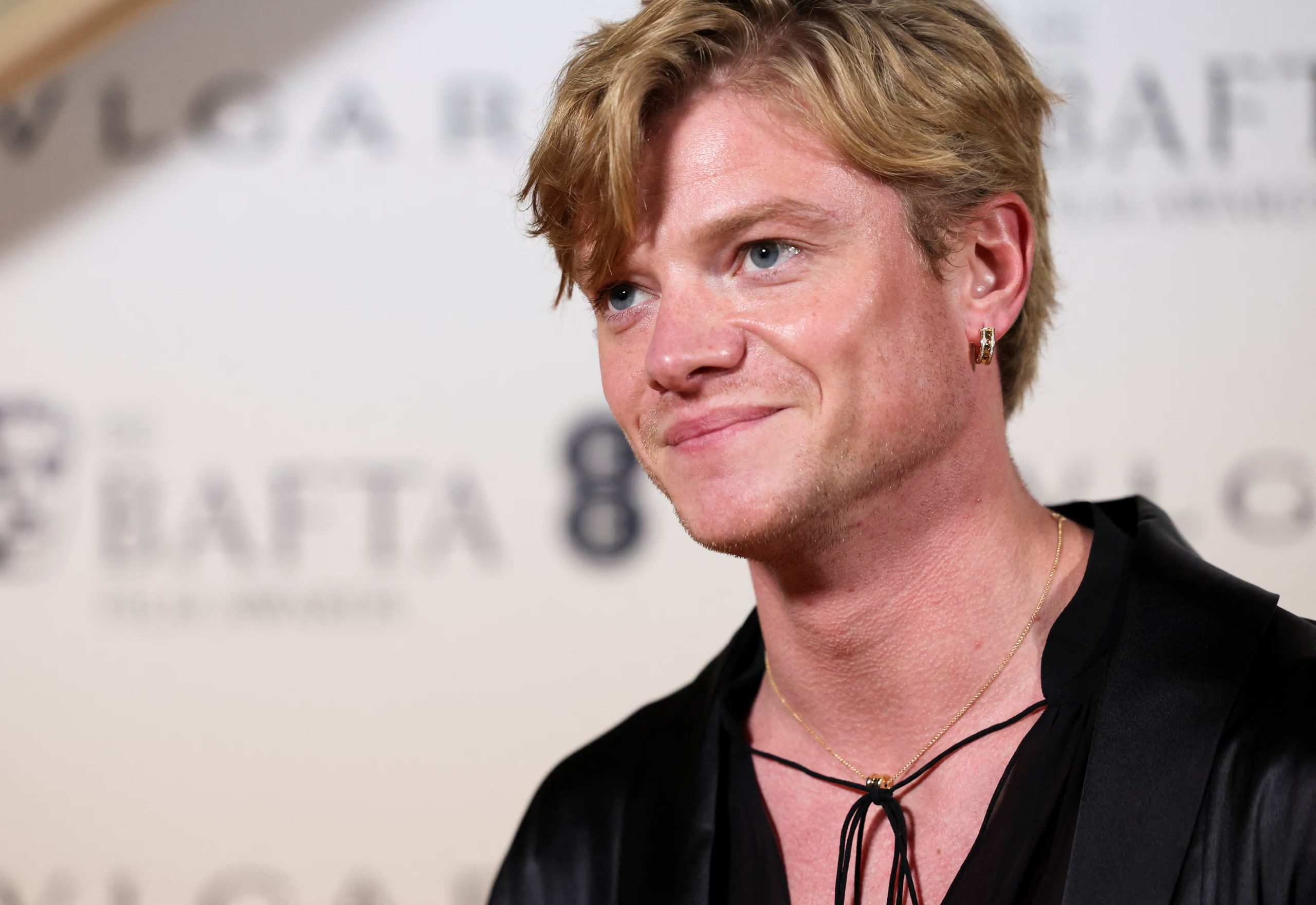 Tom Rhys Harries paseó en bicilceta para calmar la ansiedad por el papel con el que se terminó quedando (Reuters)