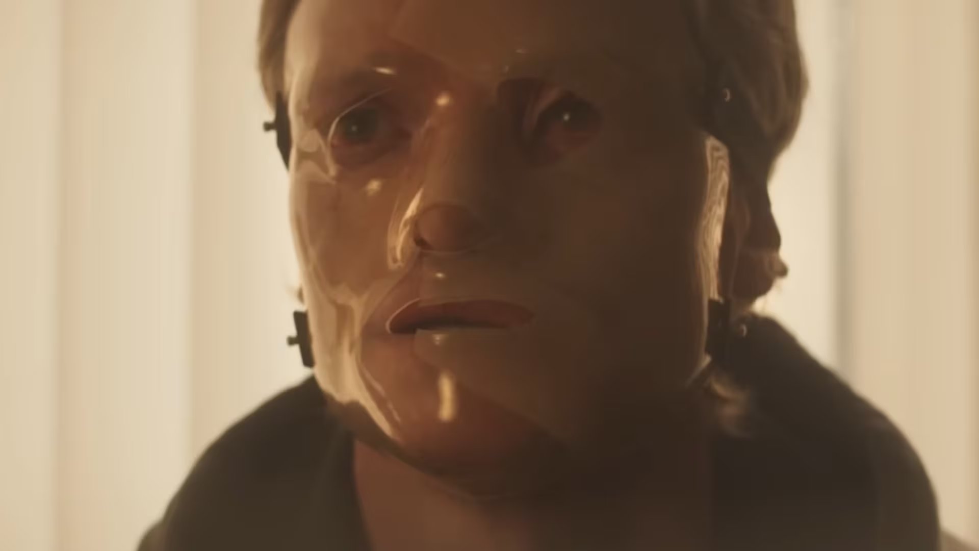 El personaje de Clayface recurre a una científica que le ofrece un suero experimental (Captura de tráiler oficial)