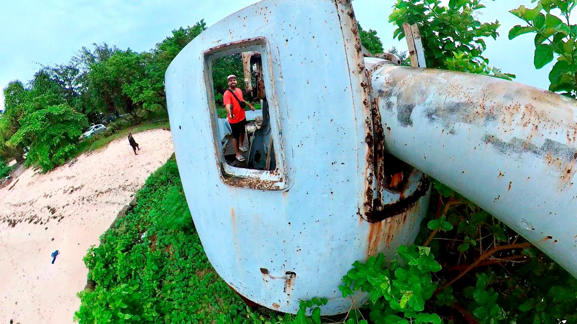 Ramiro posa dentro de un cañón naval abandonado en la costa donde se libró la Batalla de Tarawa, entre Japón y Estados Unidos, durante la Segunda Guerra Mundial